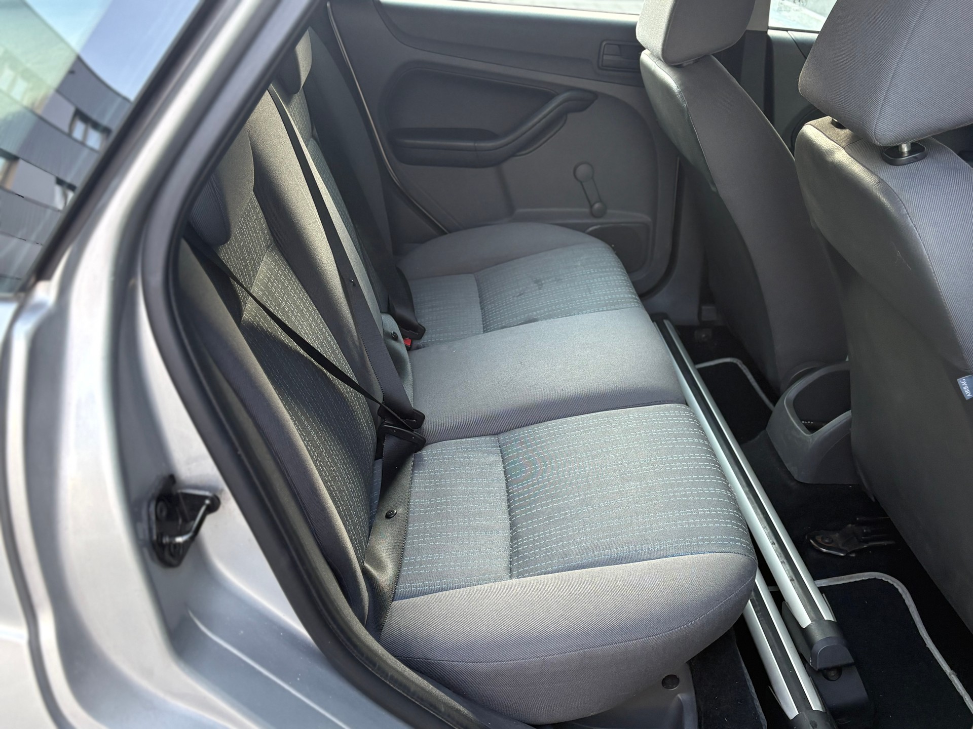 FORD Focus 1.4i Ambiente-image-12