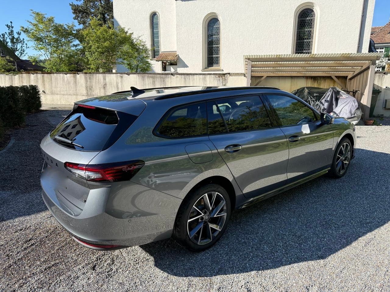 SKODA Superb Combi 1.5 TSI PHEV Sportline DSG *TOP-Ausstattung * 5 Jahre Werks-Garantie-showroom-element-1
