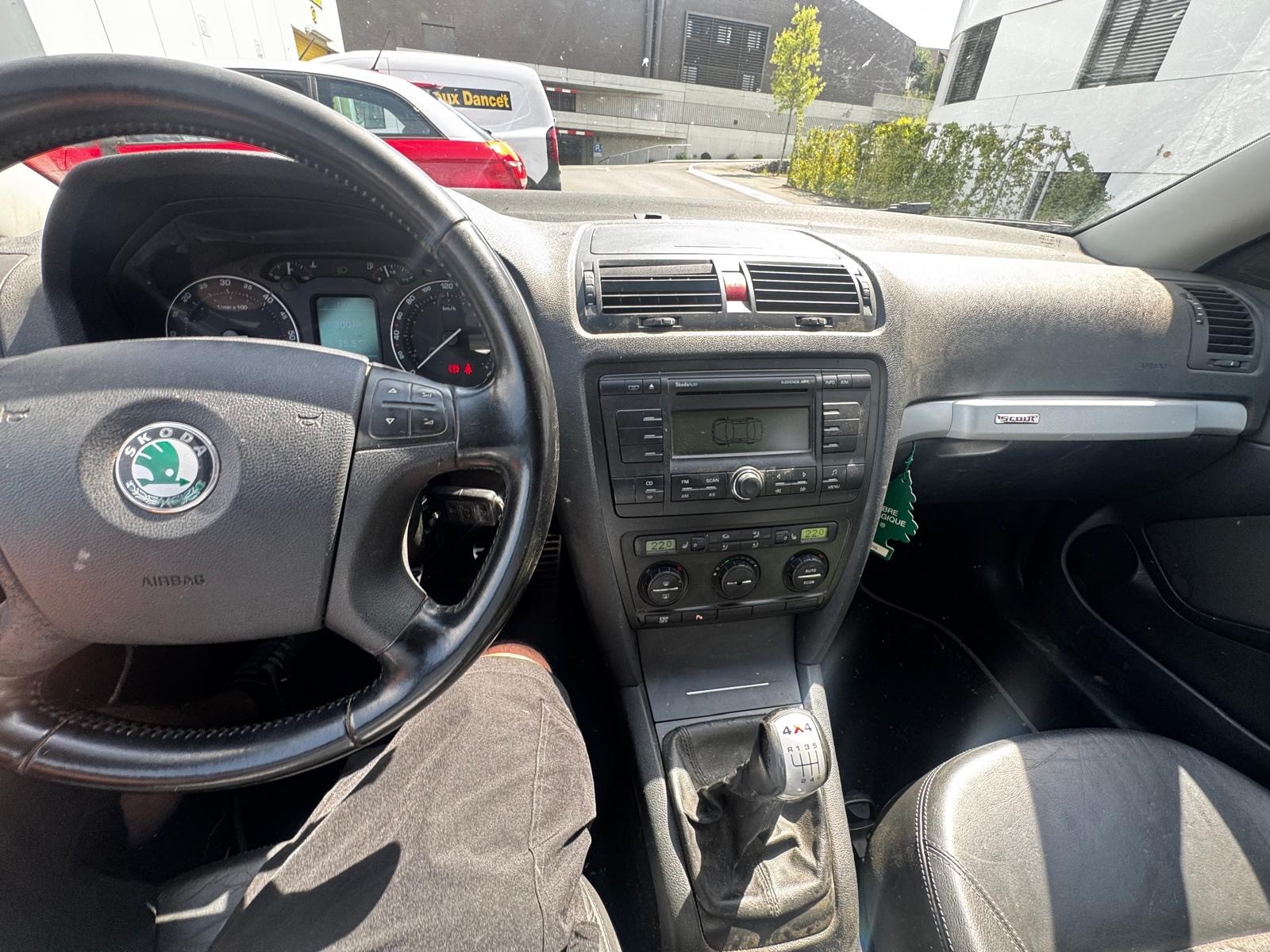 SKODA Octavia Scout 2.0 TDI 4x4-image-10