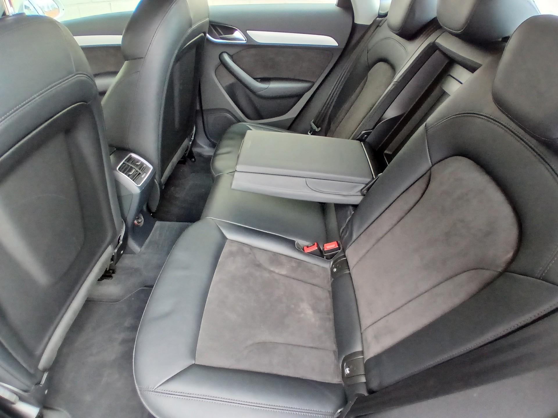 AUDI Q3 2.0 TDI quattro S-tronic-image-14