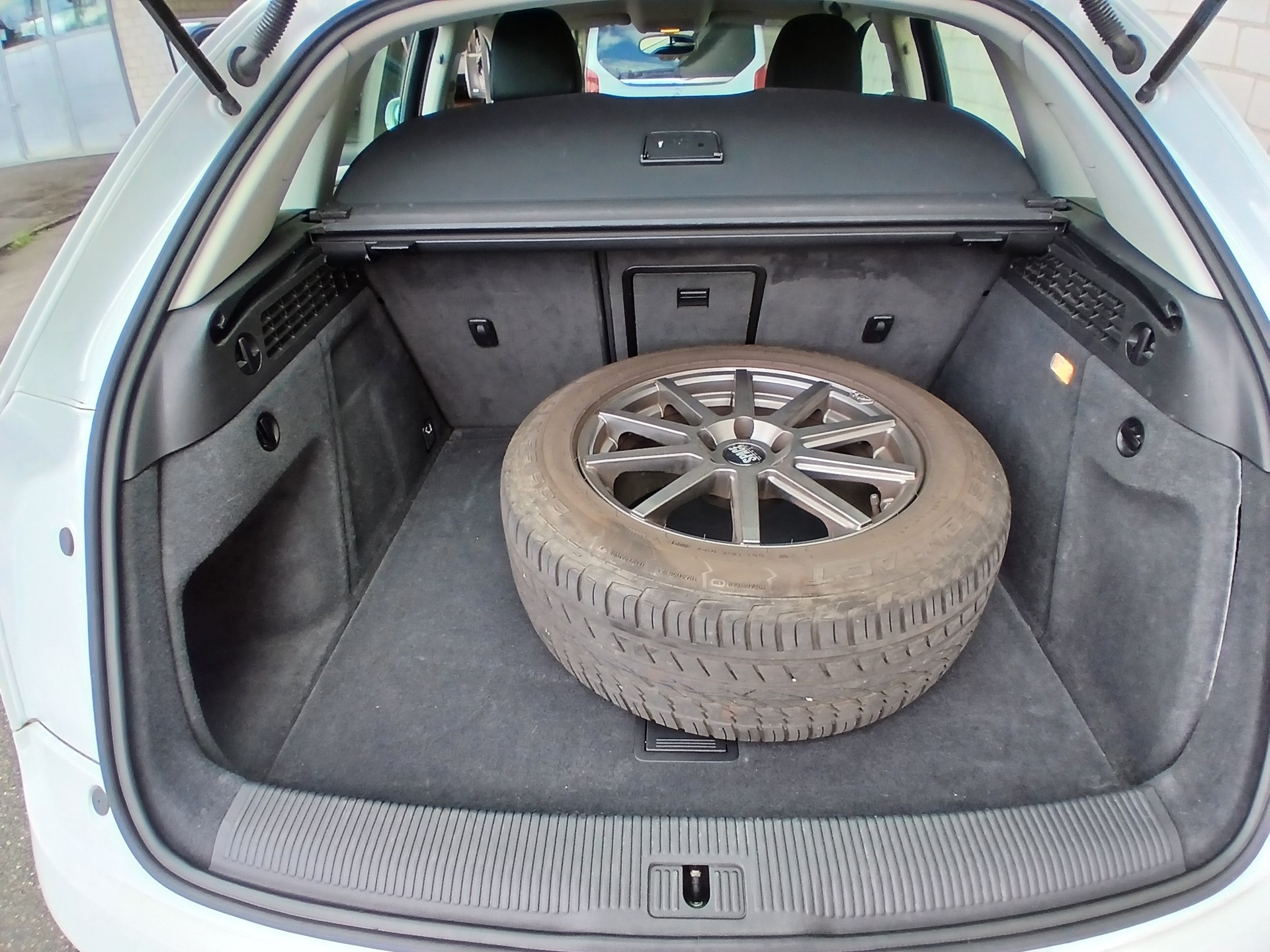 AUDI Q3 2.0 TDI quattro S-tronic-image-15
