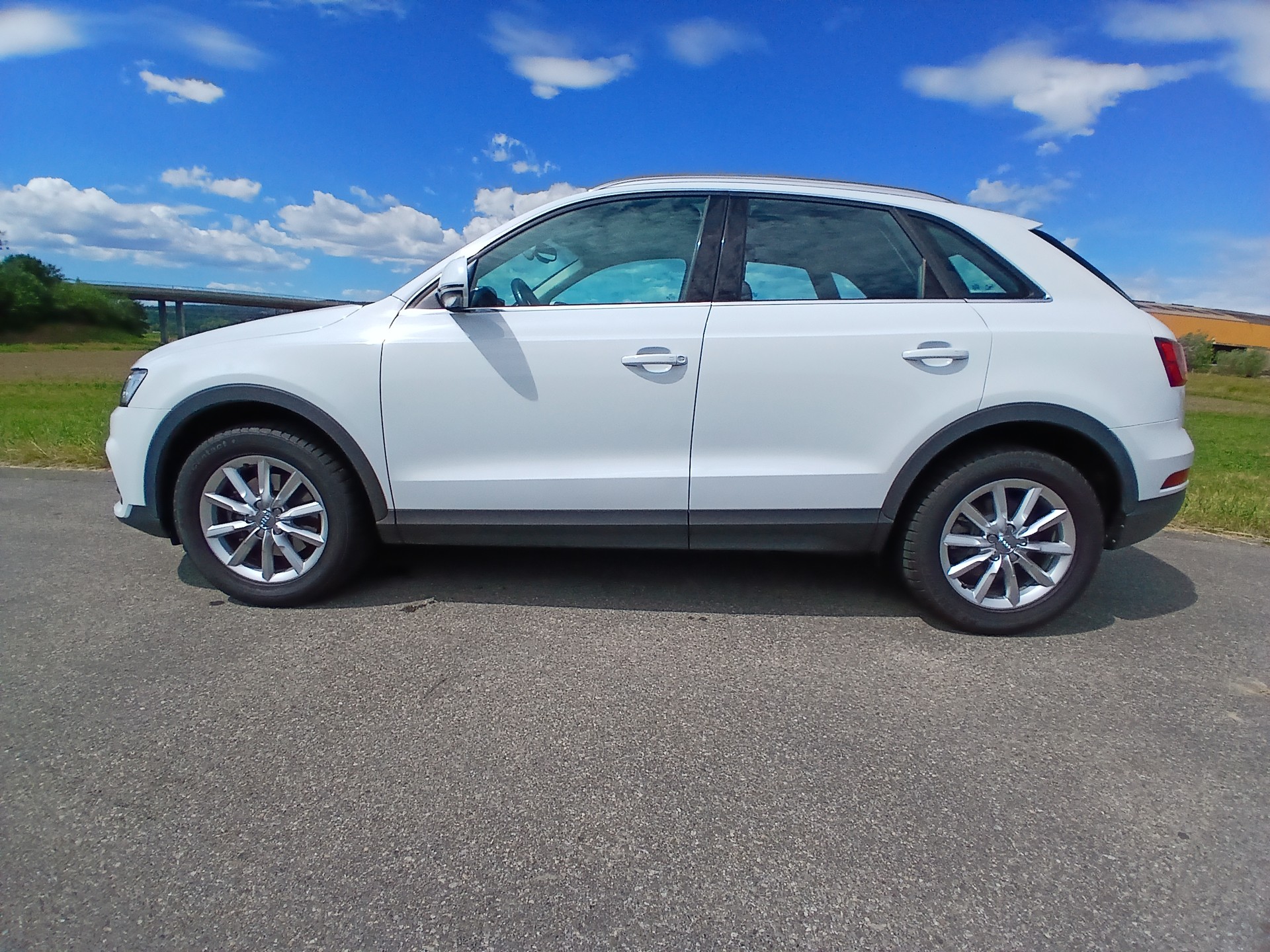 AUDI Q3 2.0 TDI quattro S-tronic-image-1