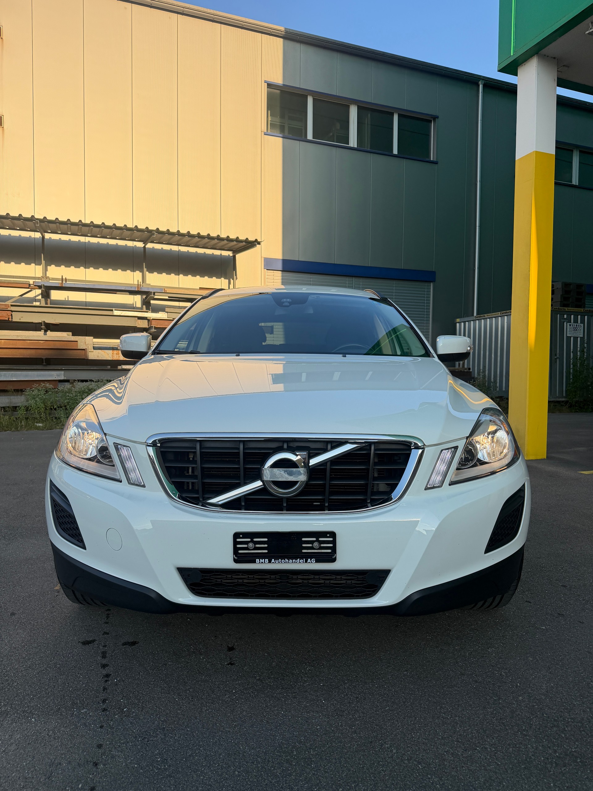 VOLVO XC60 D4 Kinetic-image-1