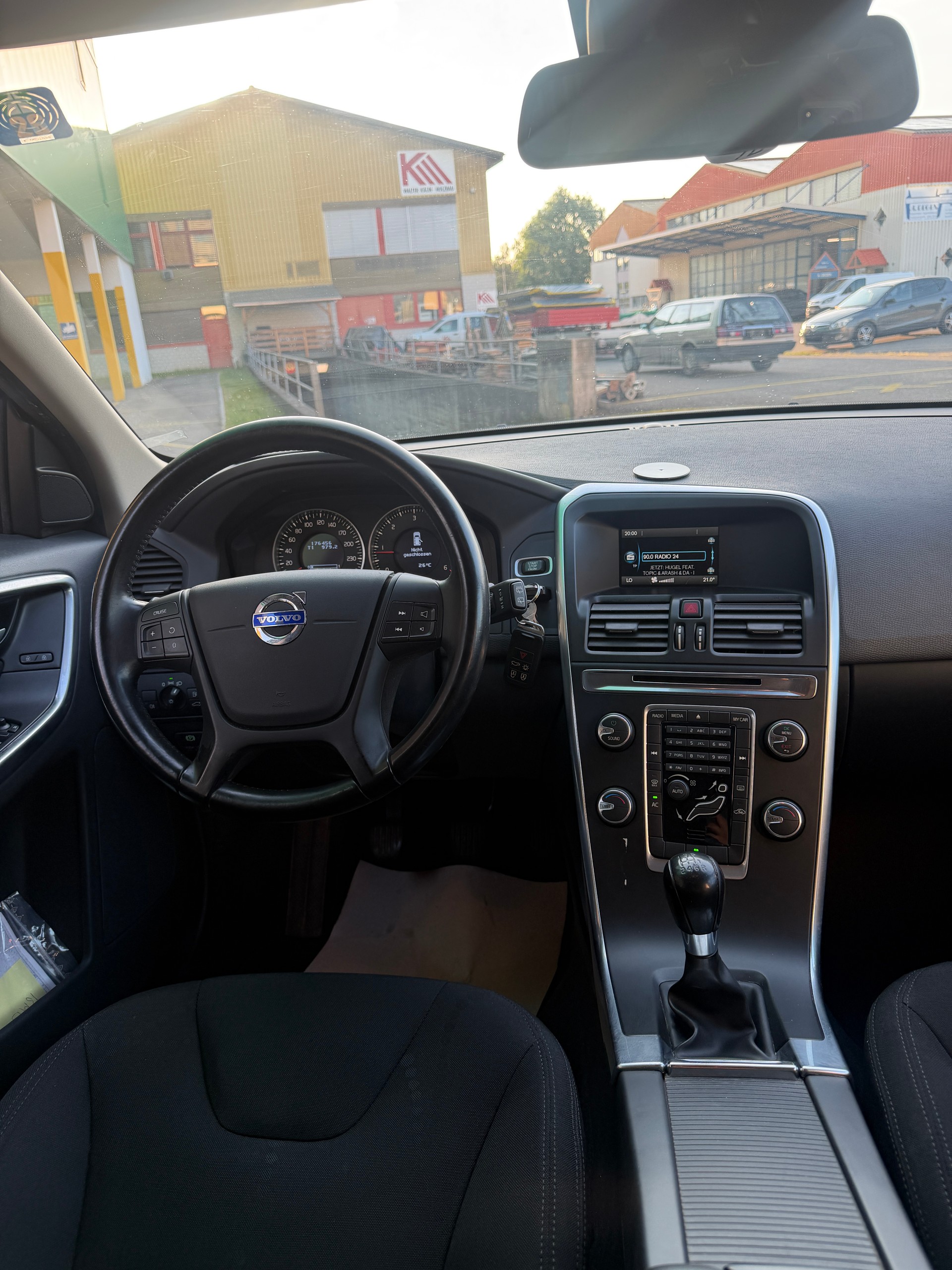VOLVO XC60 D4 Kinetic-image-10