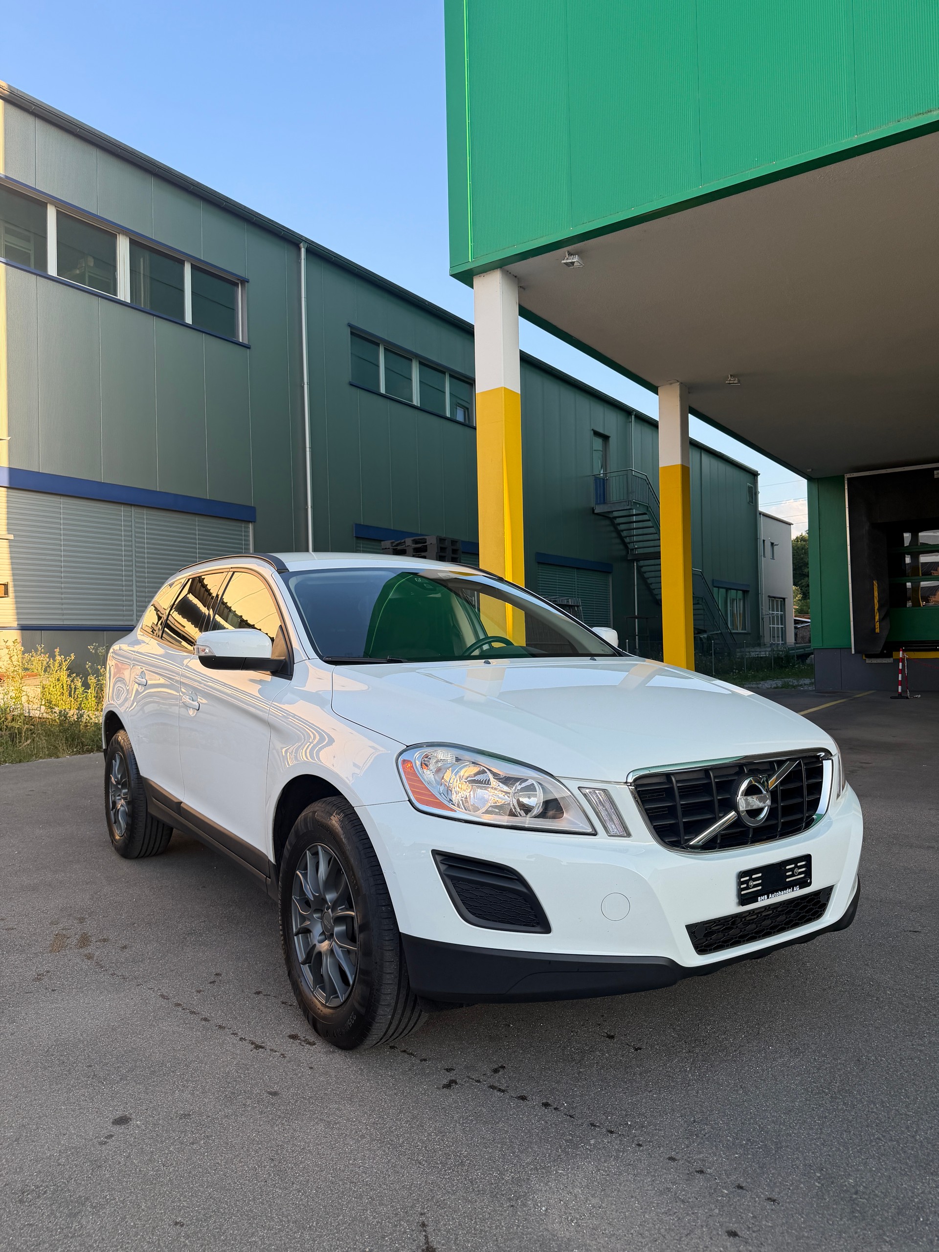 VOLVO XC60 D4 Kinetic-image-0