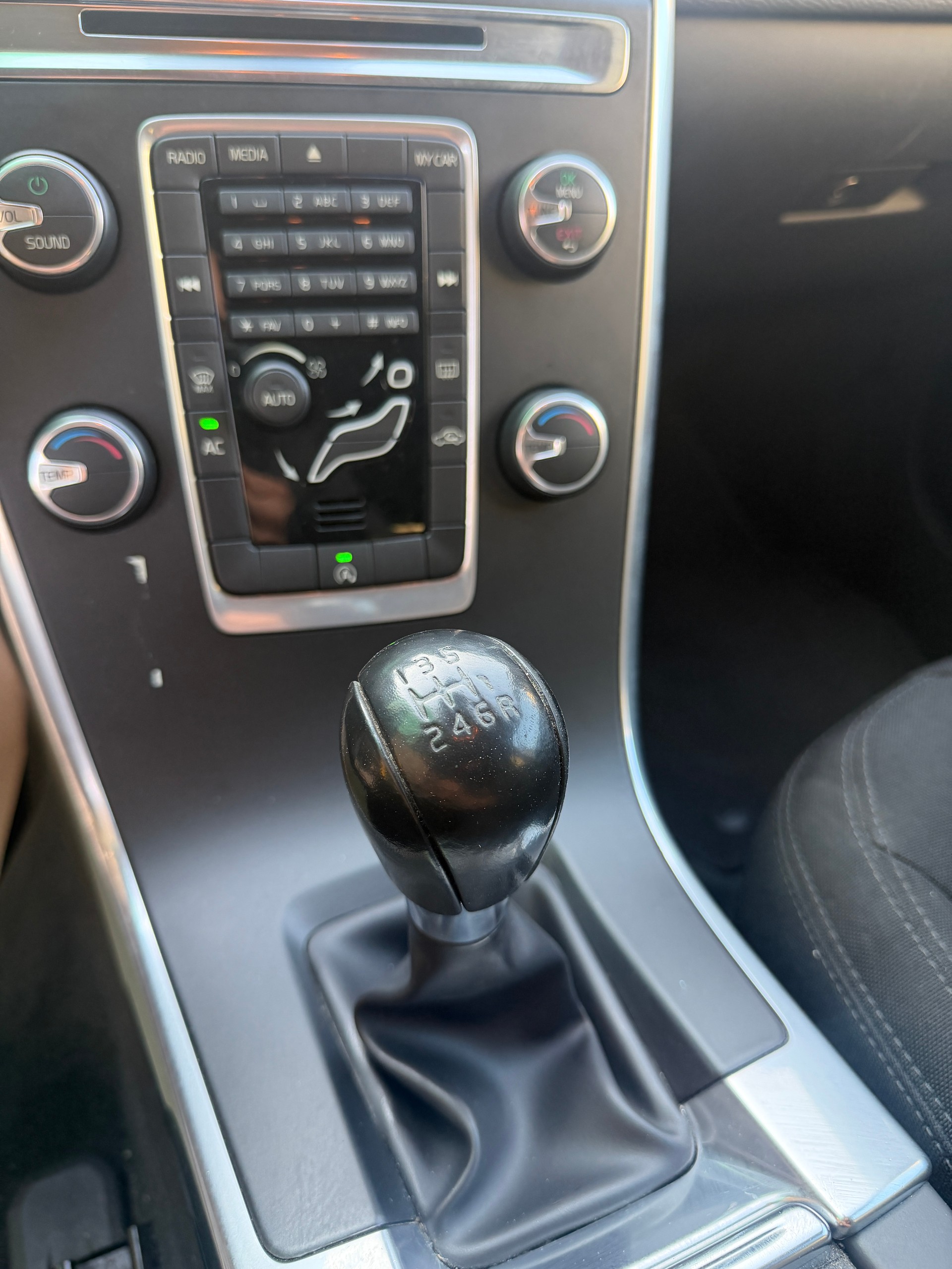 VOLVO XC60 D4 Kinetic-image-12