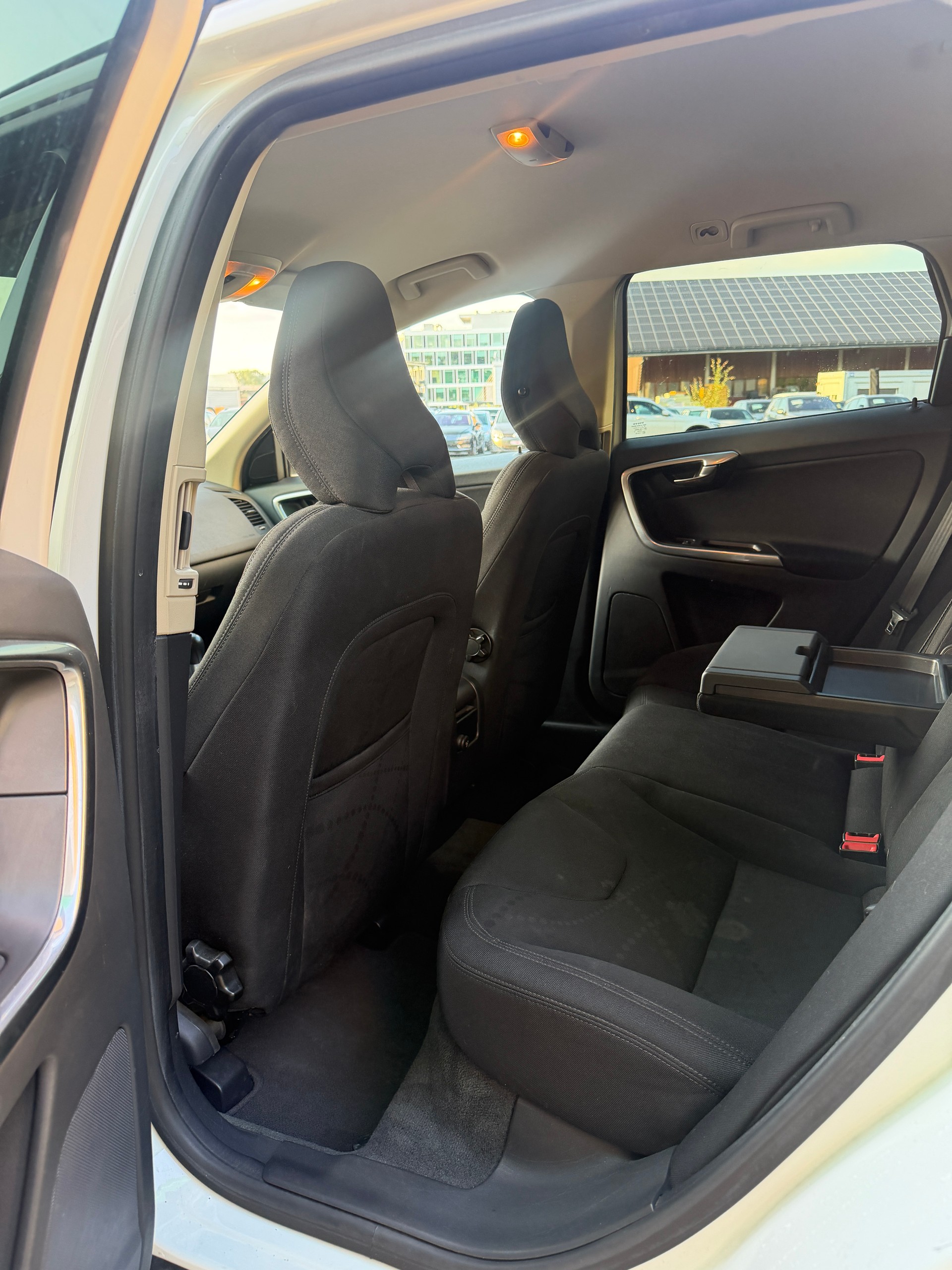 VOLVO XC60 D4 Kinetic-image-13