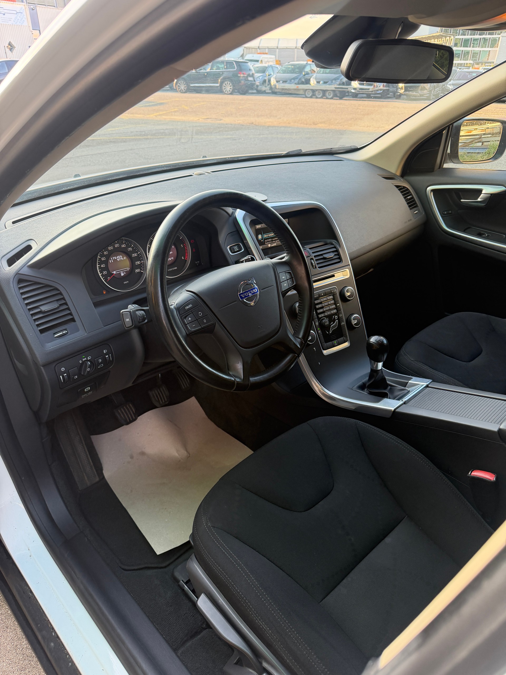 VOLVO XC60 D4 Kinetic-image-9