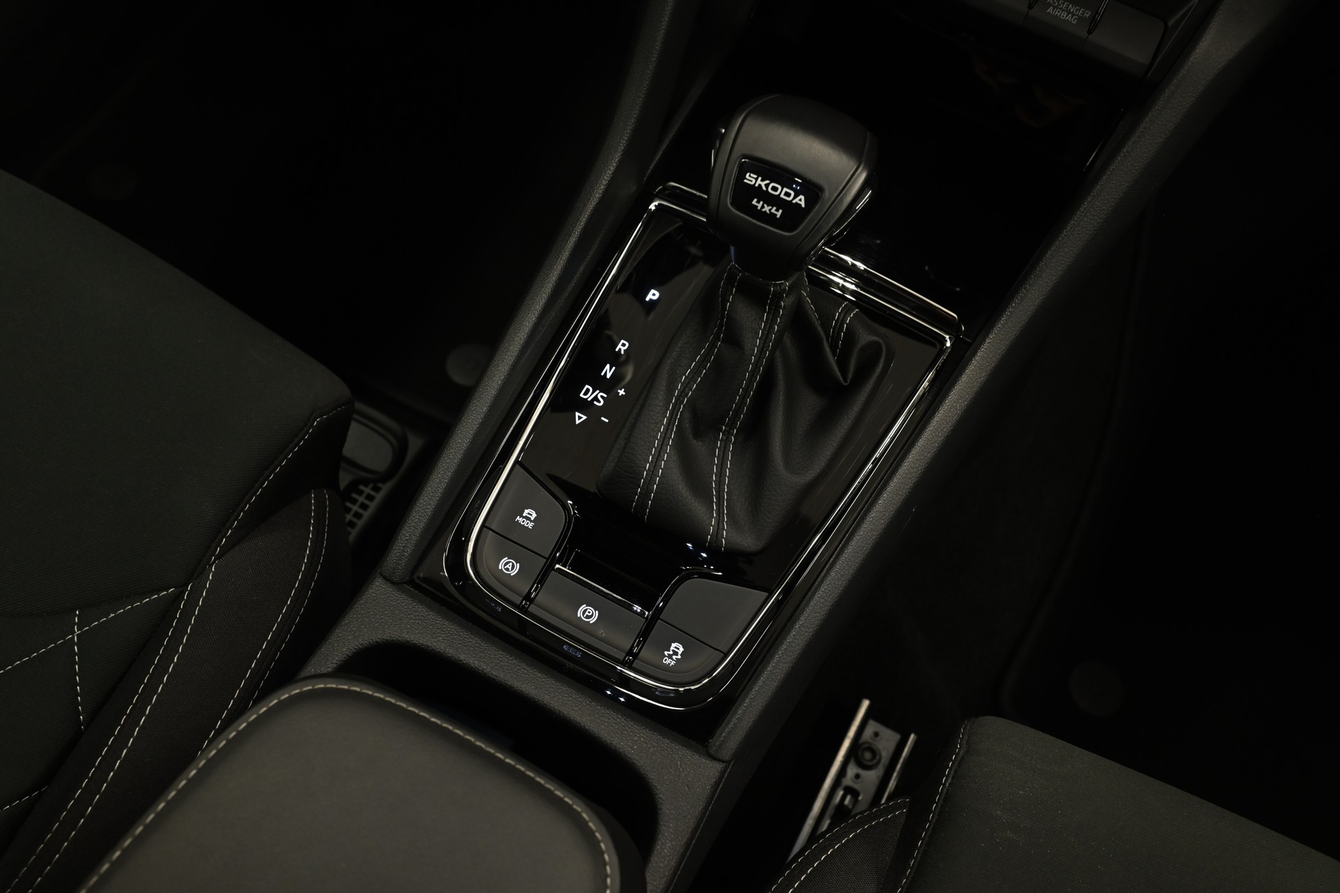 SKODA Karoq 2.0 TSI SportLine 4x4 DSG-image-17
