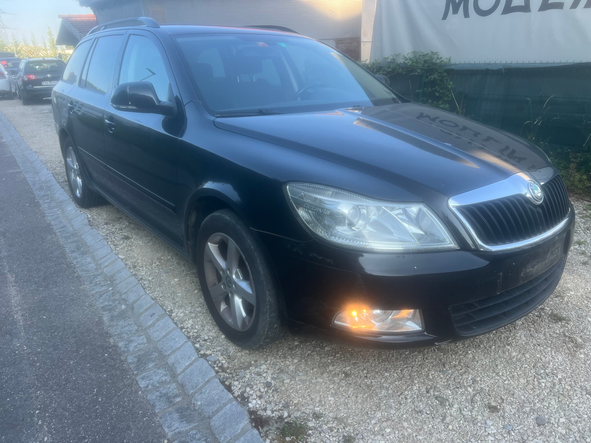 SKODA Octavia Combi 1.8 TSI Elegance-image-2