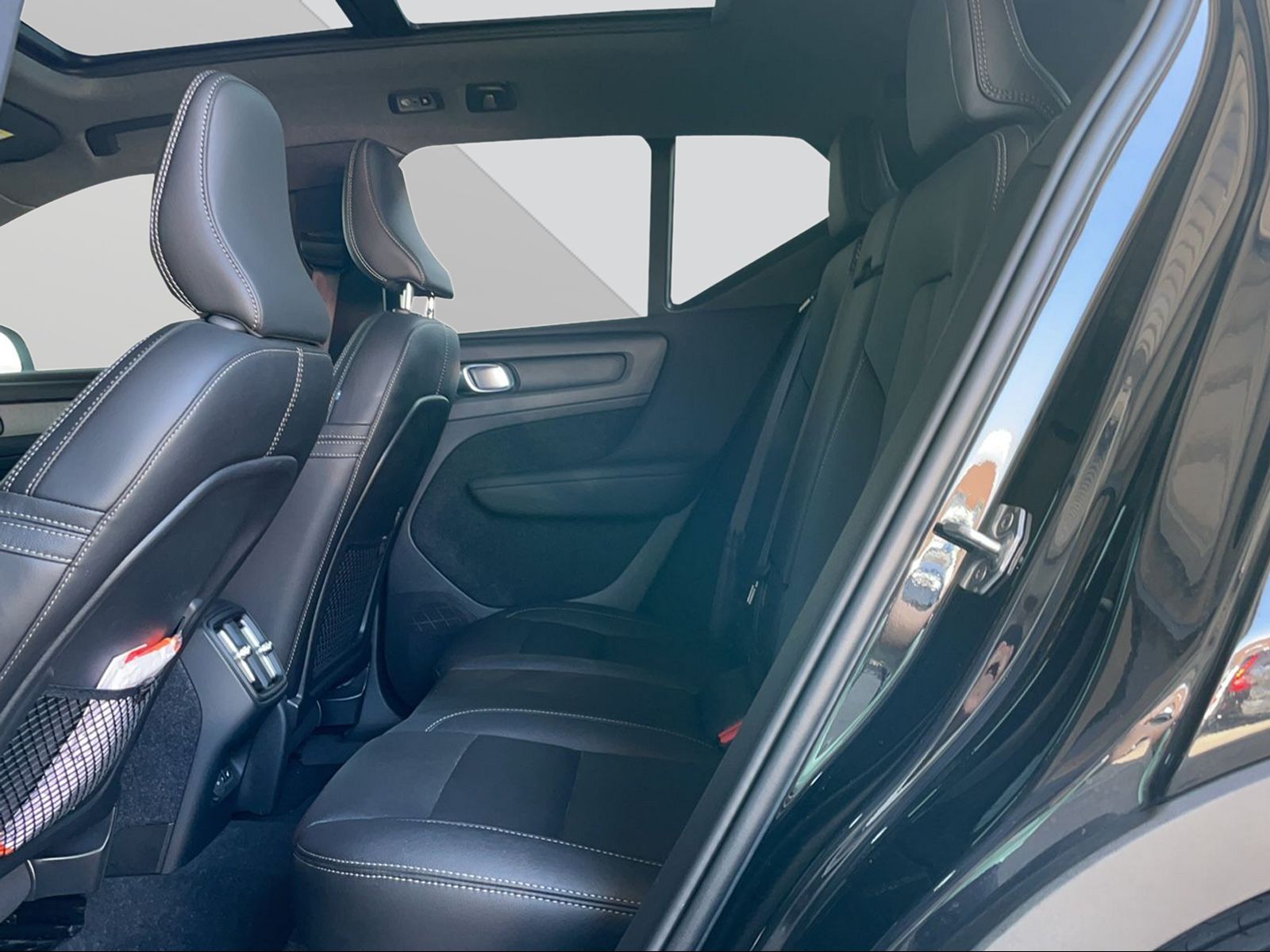 VOLVO XC40 2.0 T5 Inscription AWD-image-6