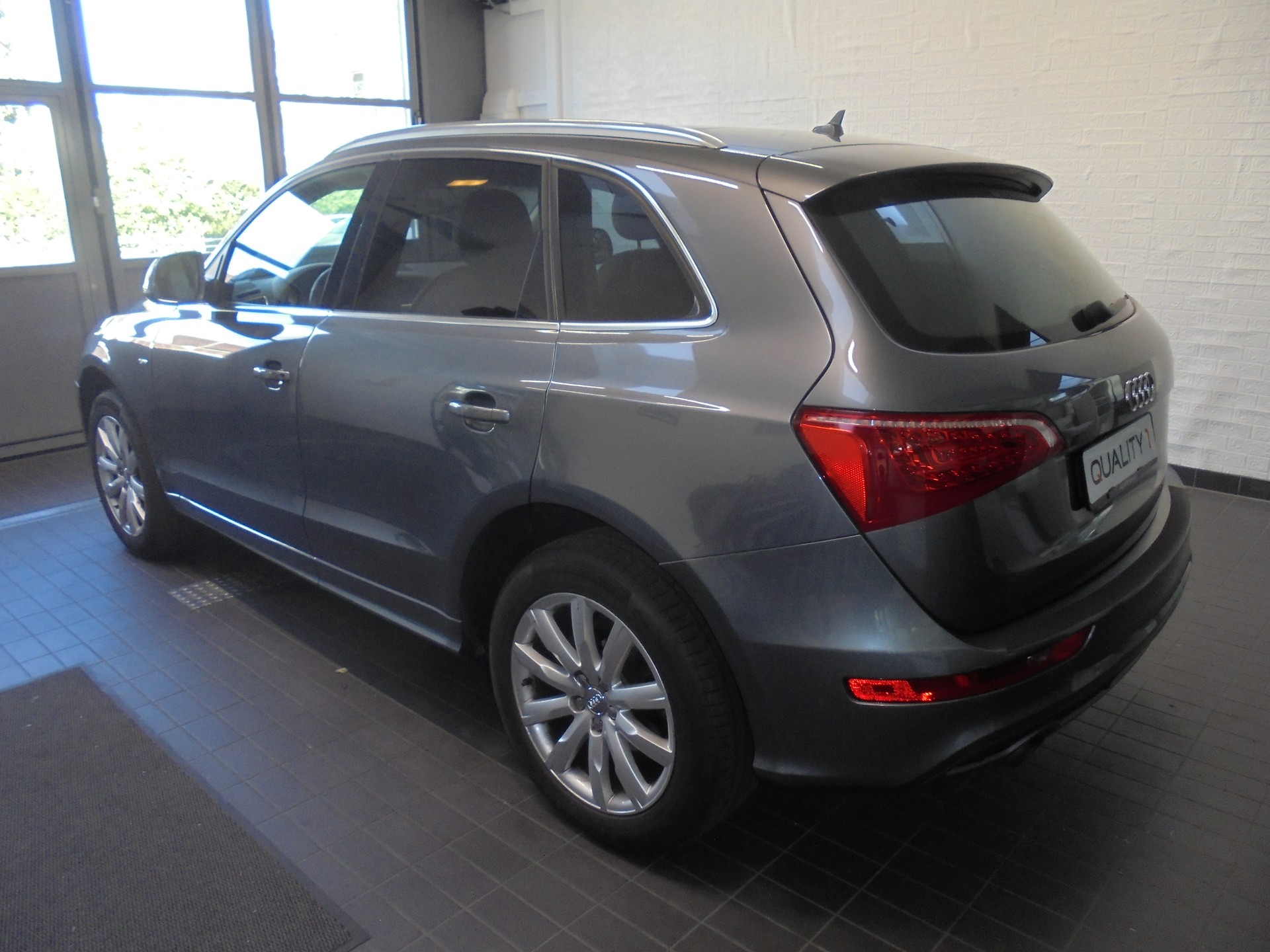 AUDI Q5 2.0 TFSI quattro-image-2
