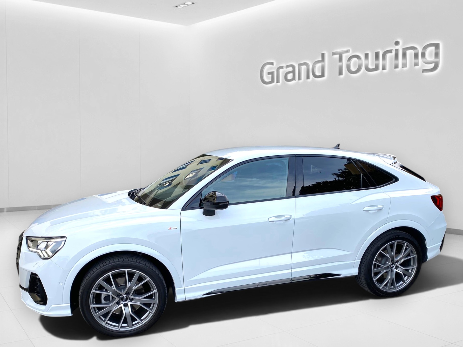 AUDI Q3 Sportback 45 TFSI S line quattro S-tronic-image-3
