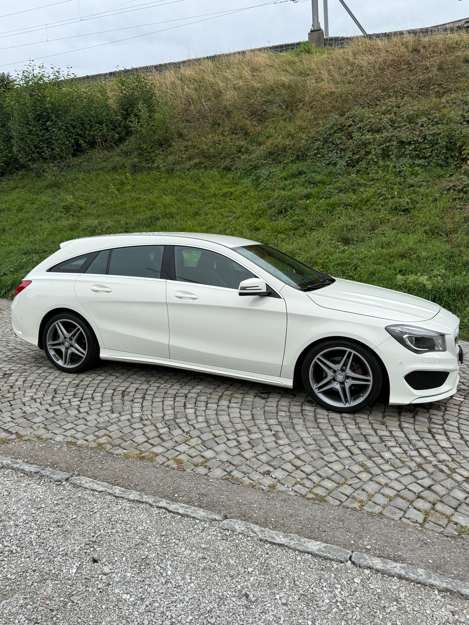 MERCEDES-BENZ CLA Shooting Brake 200 CDI AMG Line 4Matic 7G-DCT-showroom-element-2