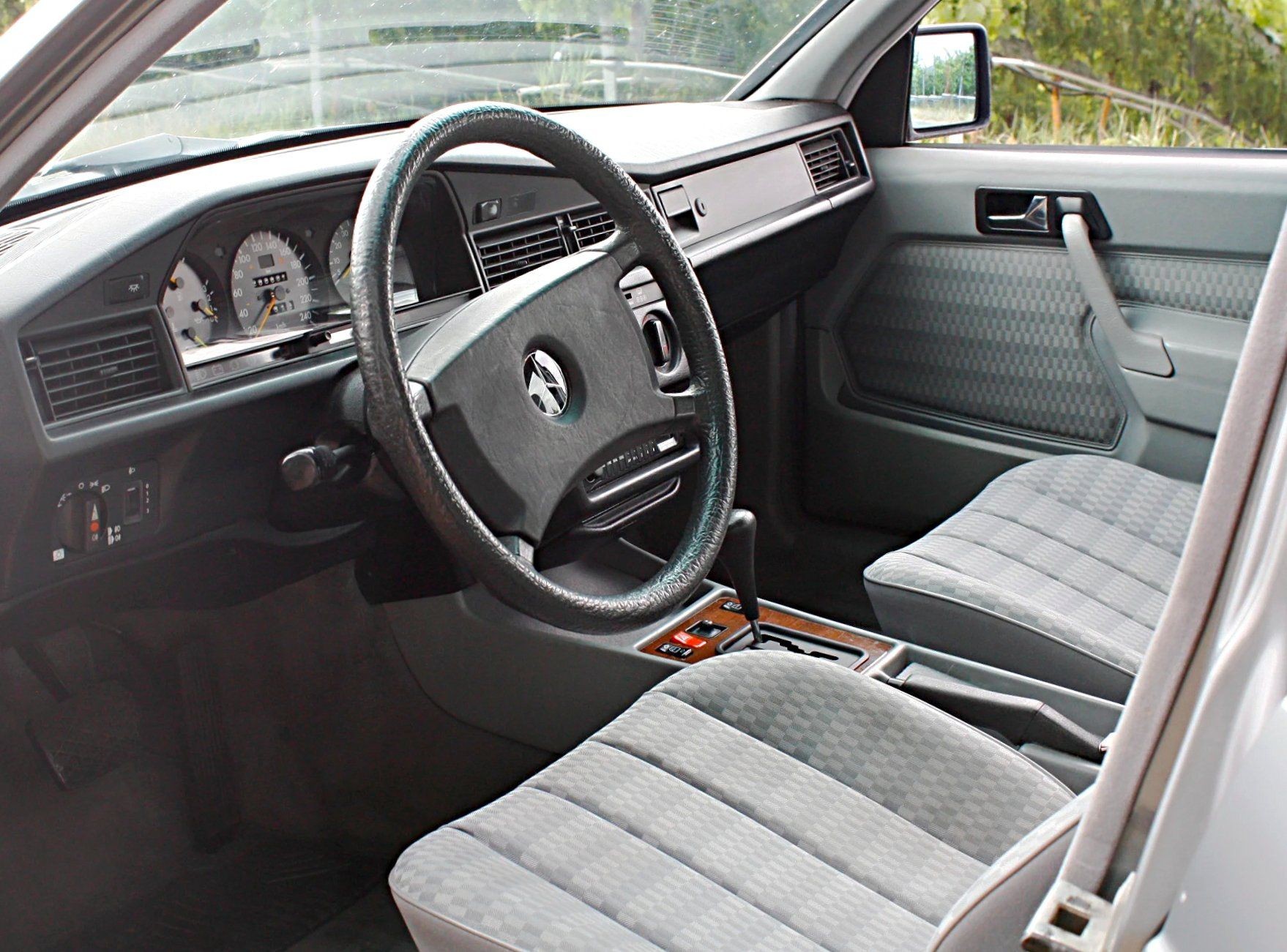MERCEDES-BENZ 190 E 2.6-image-4