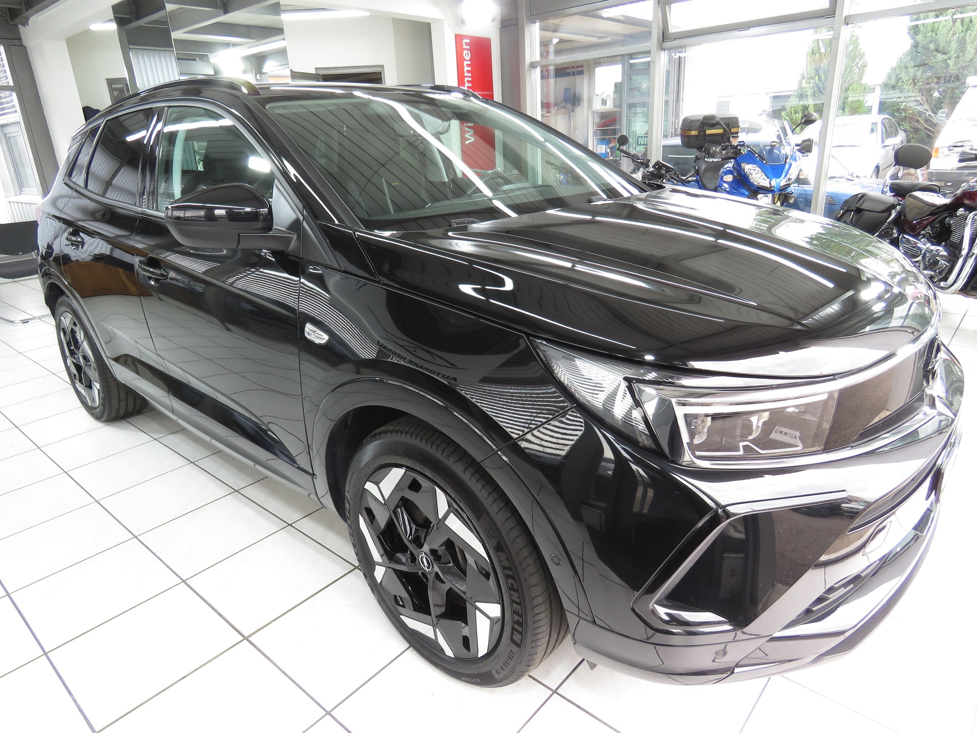 OPEL Grandland 1.6 Hybrid 4x4 GSe Automat (AHK 1'250 kg)-image-2