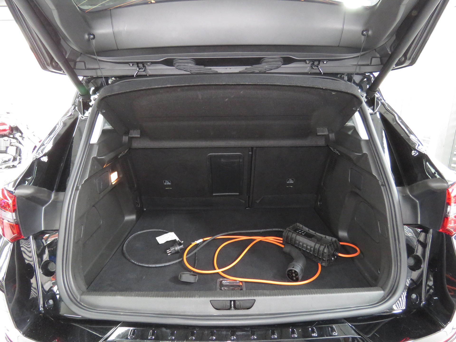 OPEL Grandland 1.6 Hybrid 4x4 GSe Automat (AHK 1'250 kg)-image-9
