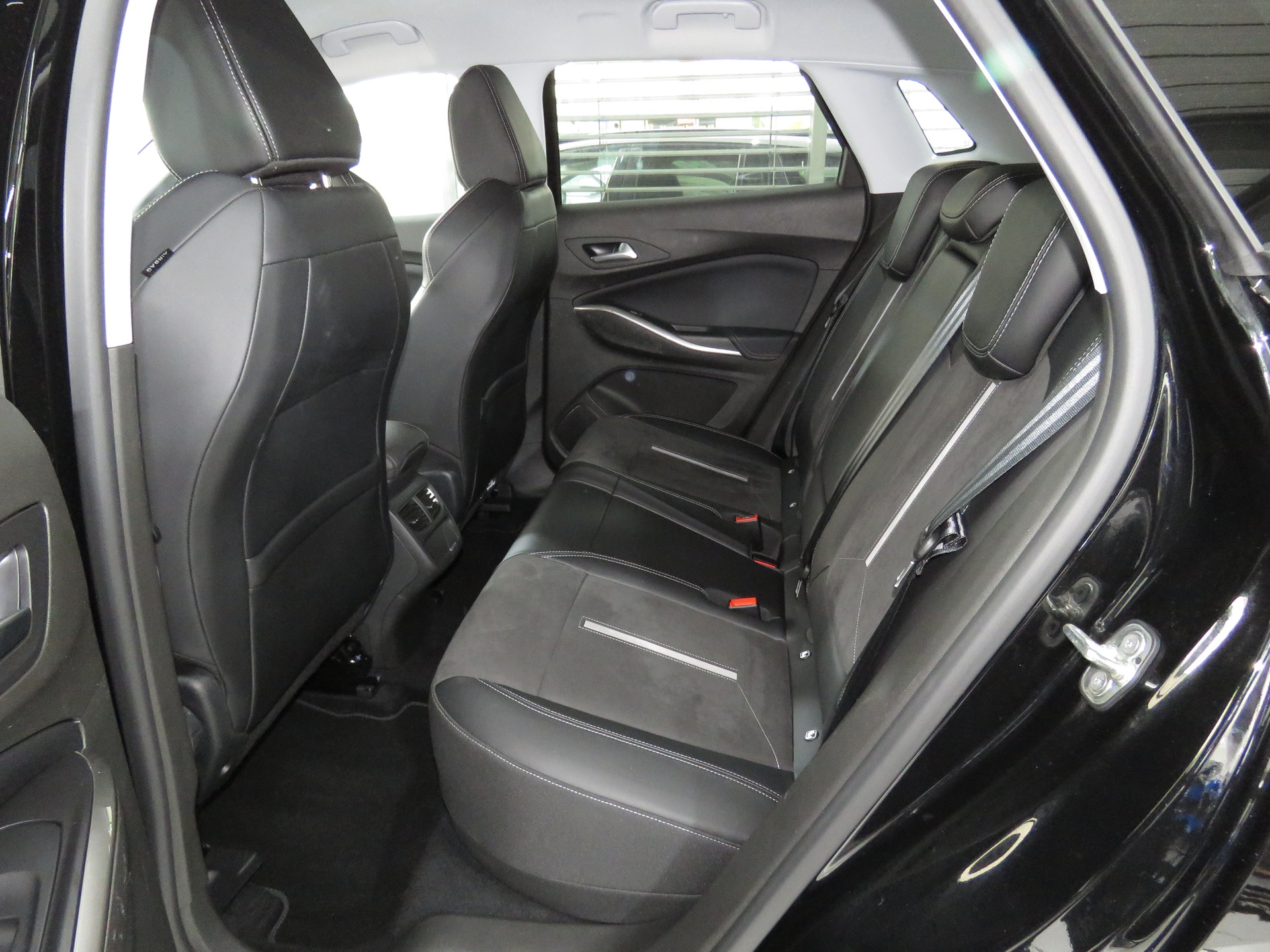 OPEL Grandland 1.6 Hybrid 4x4 GSe Automat (AHK 1'250 kg)-image-8