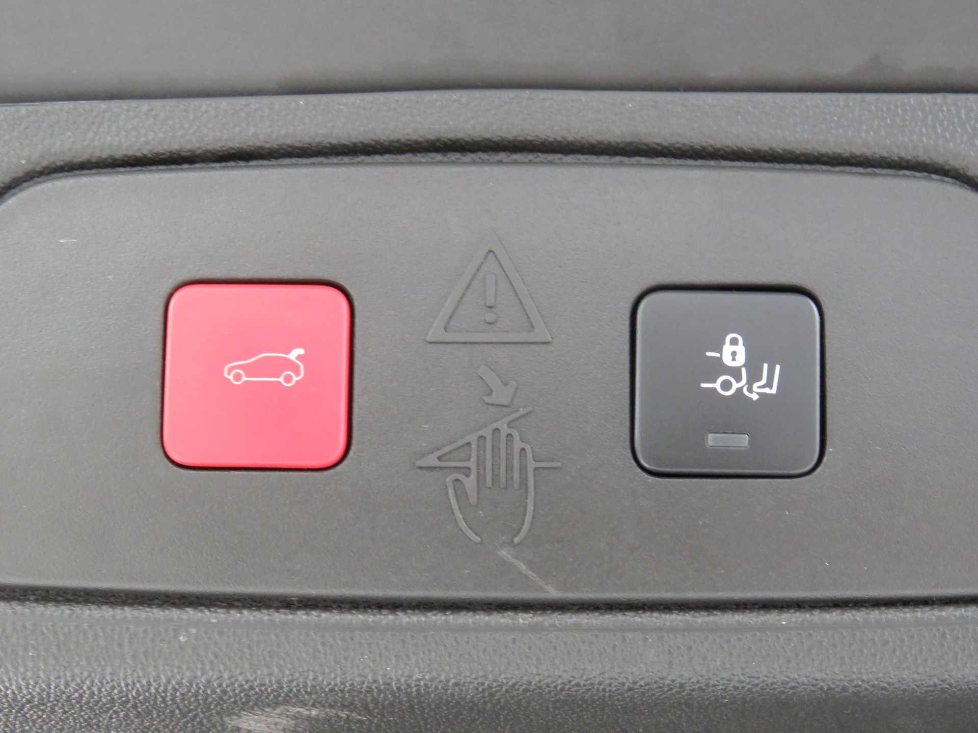 OPEL Grandland 1.6 Hybrid 4x4 GSe Automat (AHK 1'250 kg)-image-10