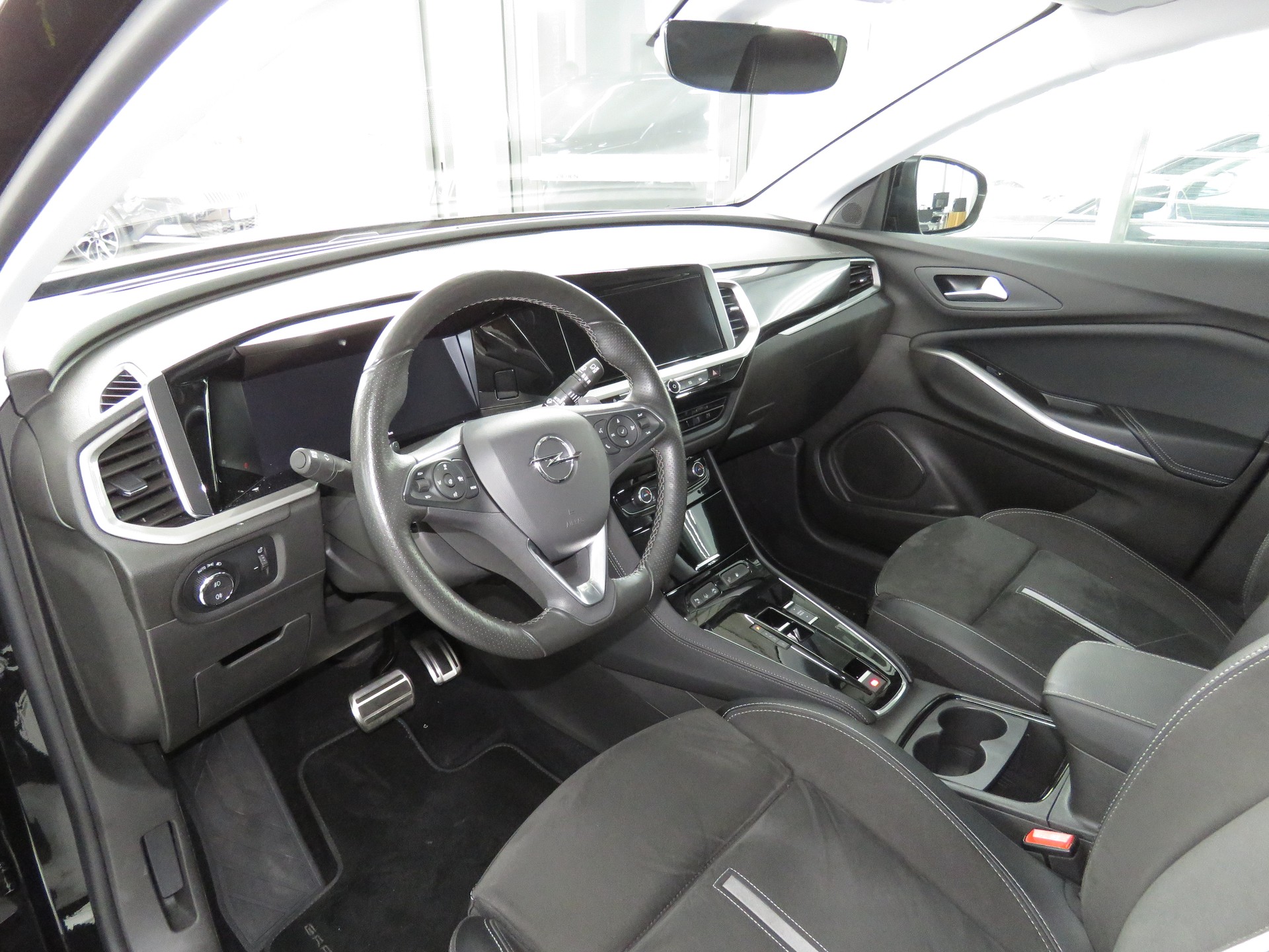OPEL Grandland 1.6 Hybrid 4x4 GSe Automat (AHK 1'250 kg)-image-6