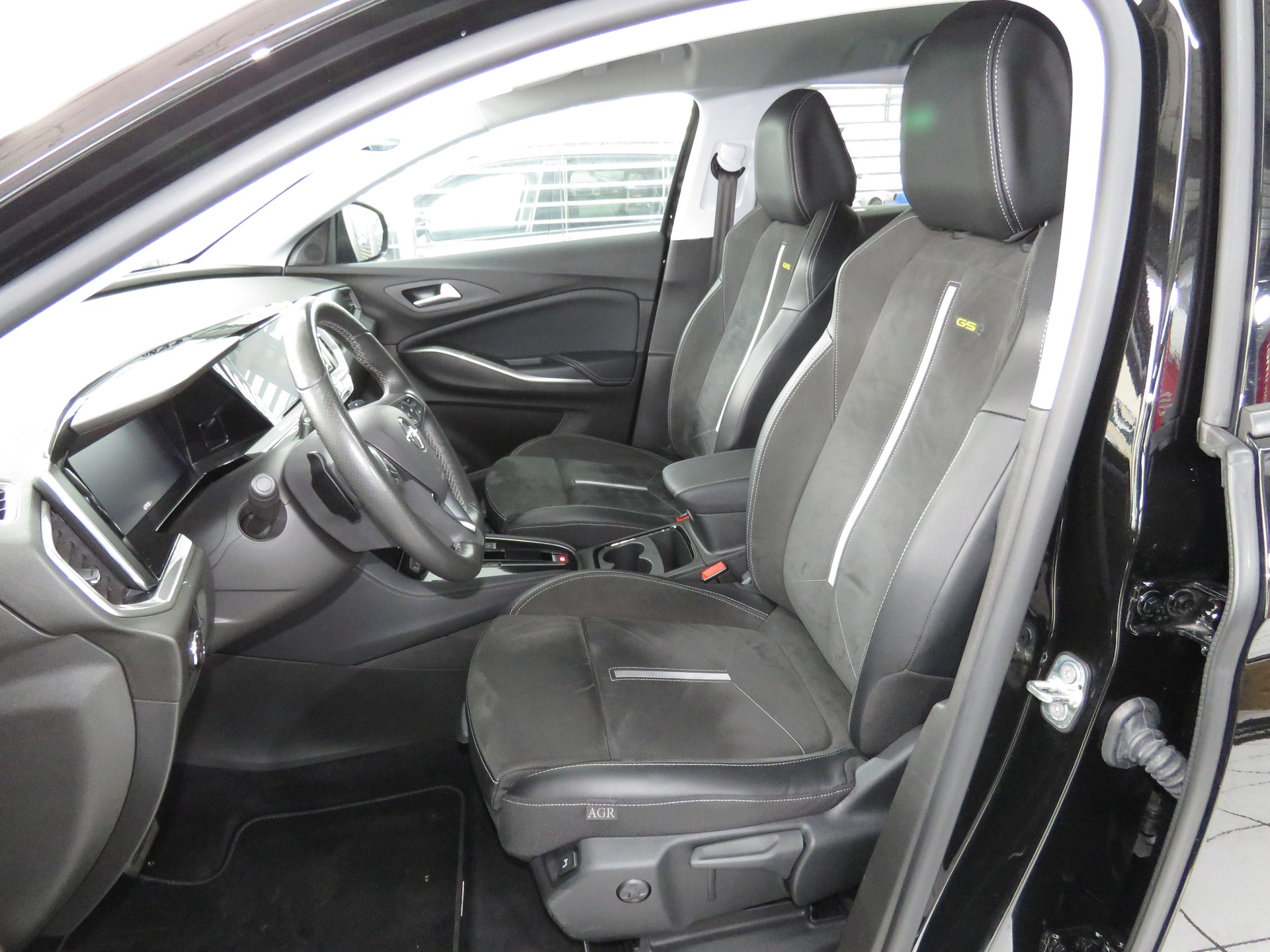 OPEL Grandland 1.6 Hybrid 4x4 GSe Automat (AHK 1'250 kg)-image-7