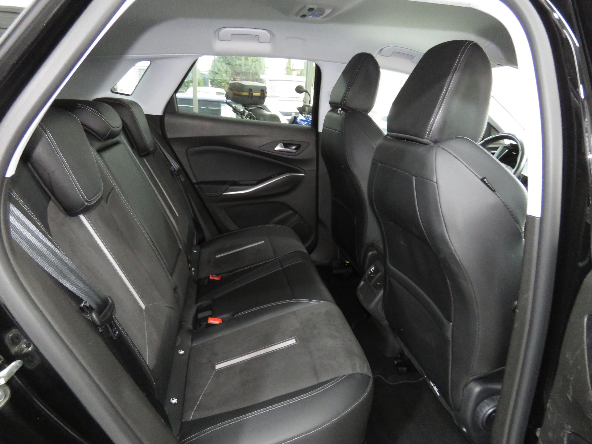 OPEL Grandland 1.6 Hybrid 4x4 GSe Automat (AHK 1'250 kg)-image-11