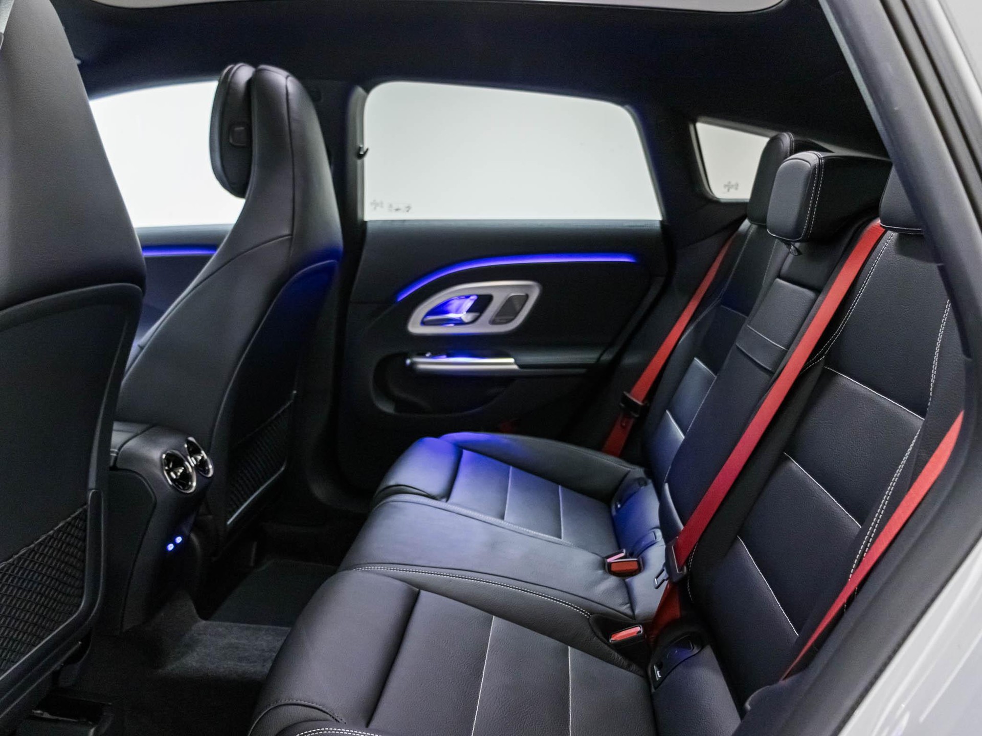 MERCEDES-BENZ CLA 220 4MATIC SB-image-7