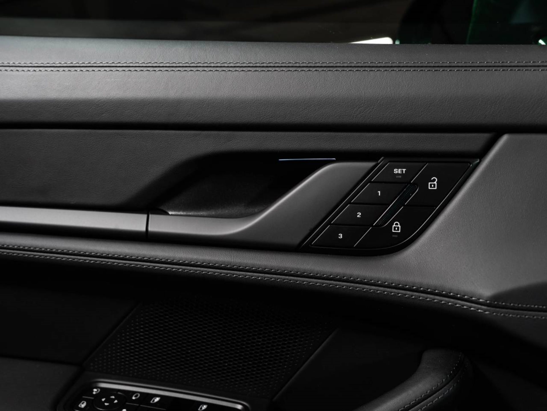PORSCHE Taycan 4S Cross Turismo-image-18