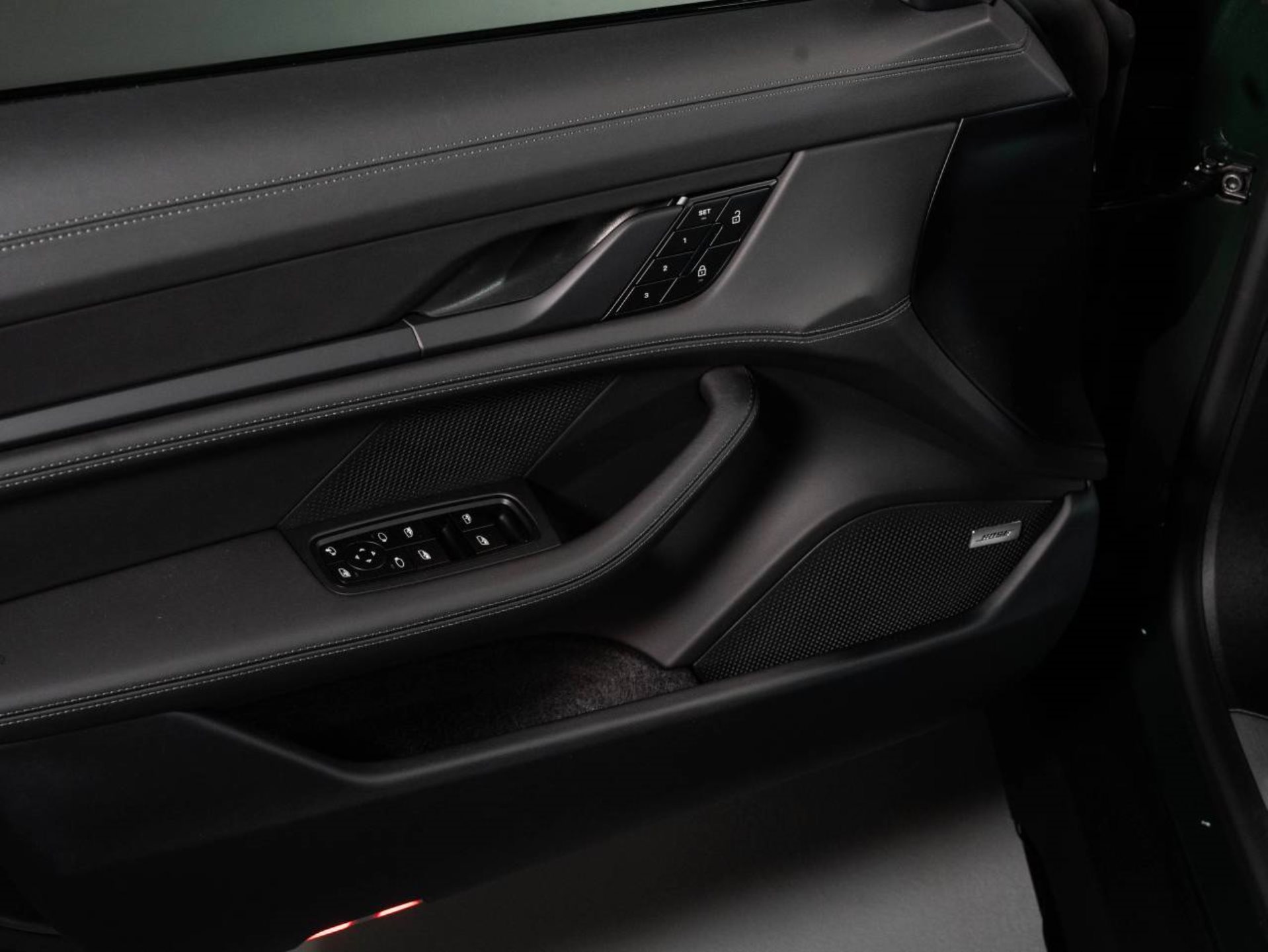 PORSCHE Taycan 4S Cross Turismo-image-16