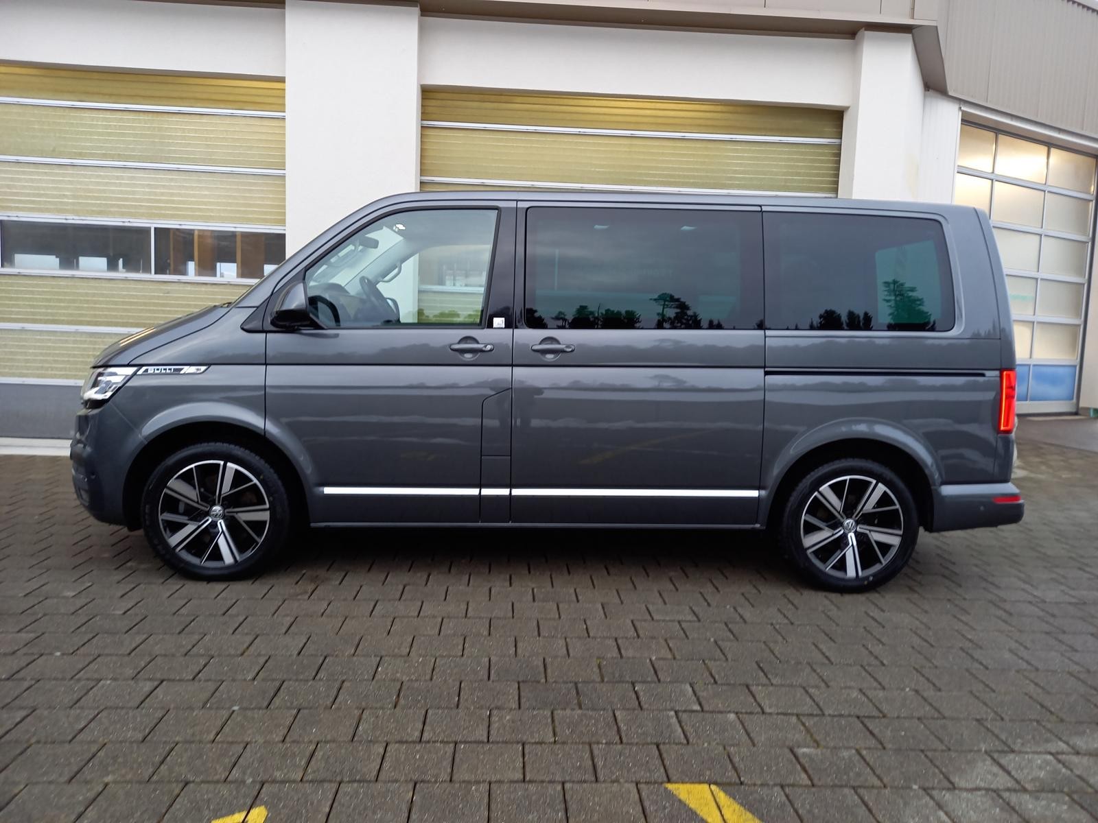 VW T6.1 Multivan 2.0 Bi-TDI Highline 4Motion DSG-image-2