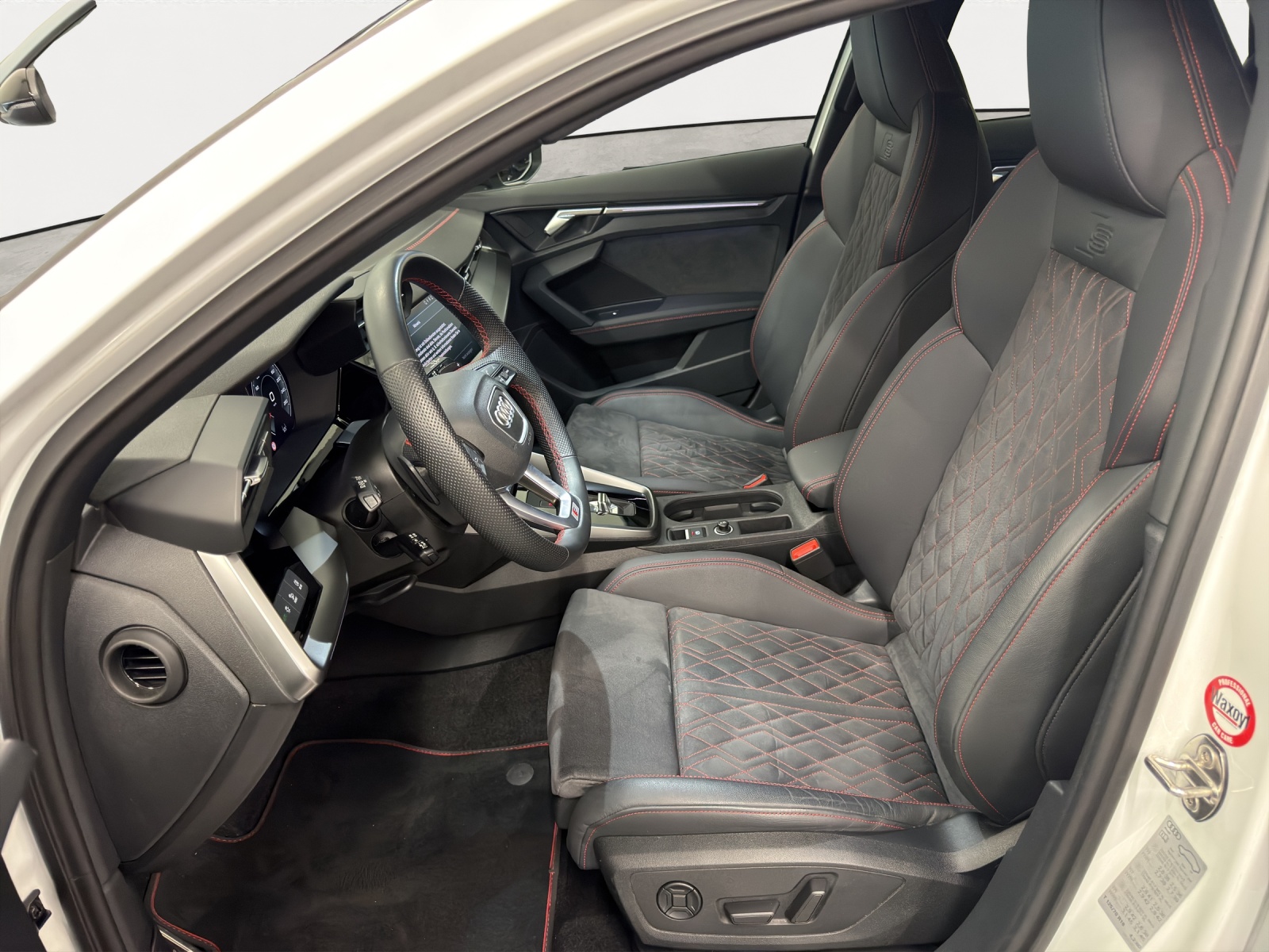 AUDI A3 Sportback 40 TFSI S line Quattro 190PS-image-4