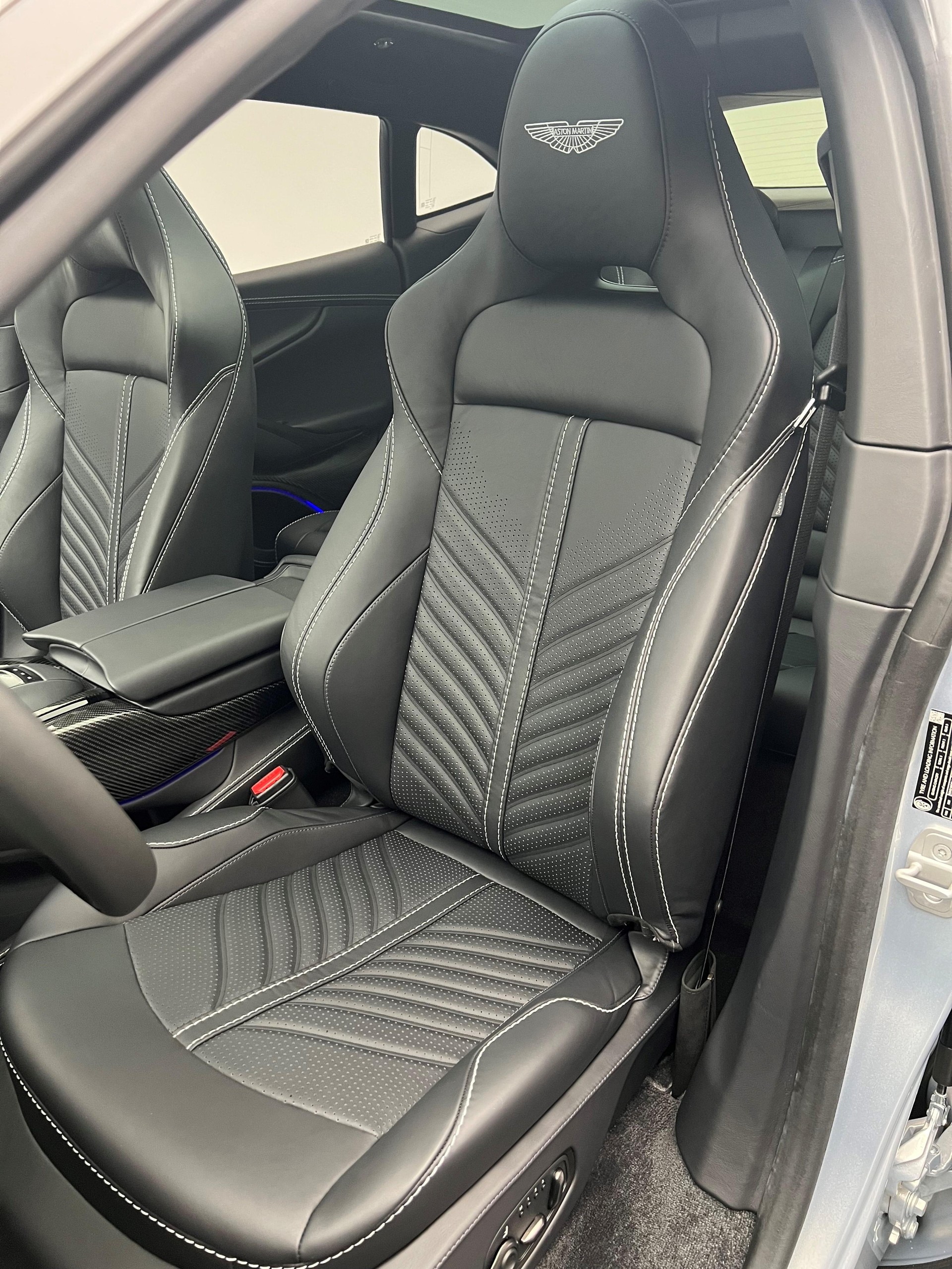 ASTON MARTIN DBX 707 4.0 V8 Bi-Turbo-image-6
