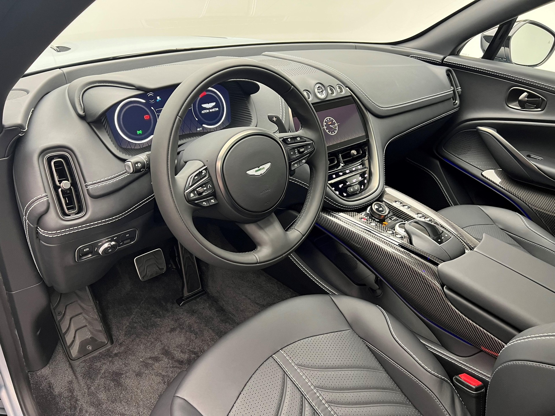 ASTON MARTIN DBX 707 4.0 V8 Bi-Turbo-image-4