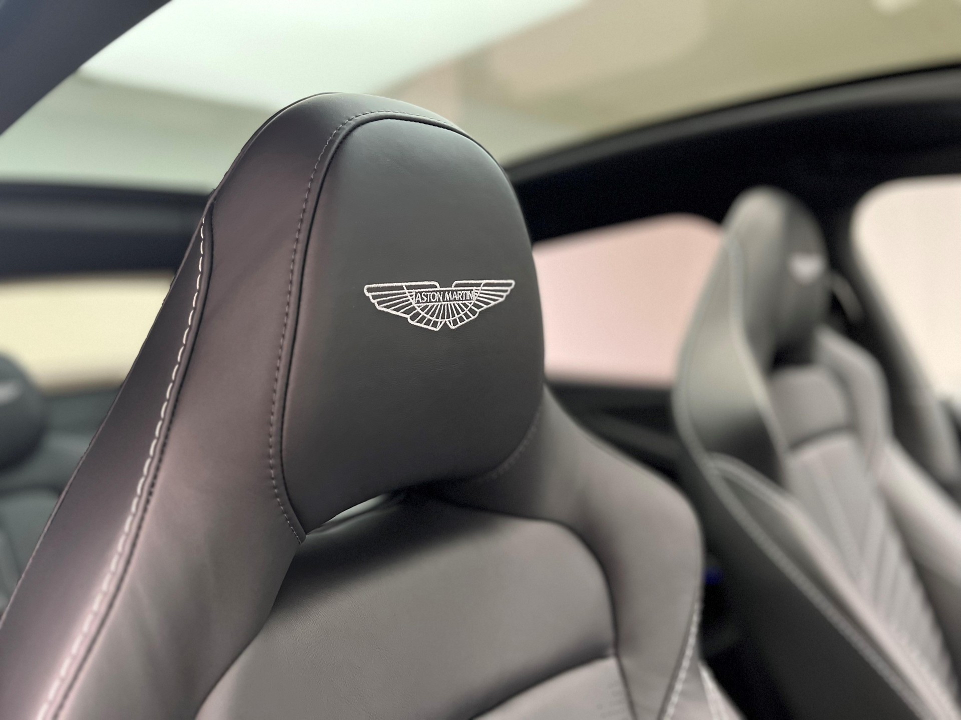 ASTON MARTIN DBX 707 4.0 V8 Bi-Turbo-image-13