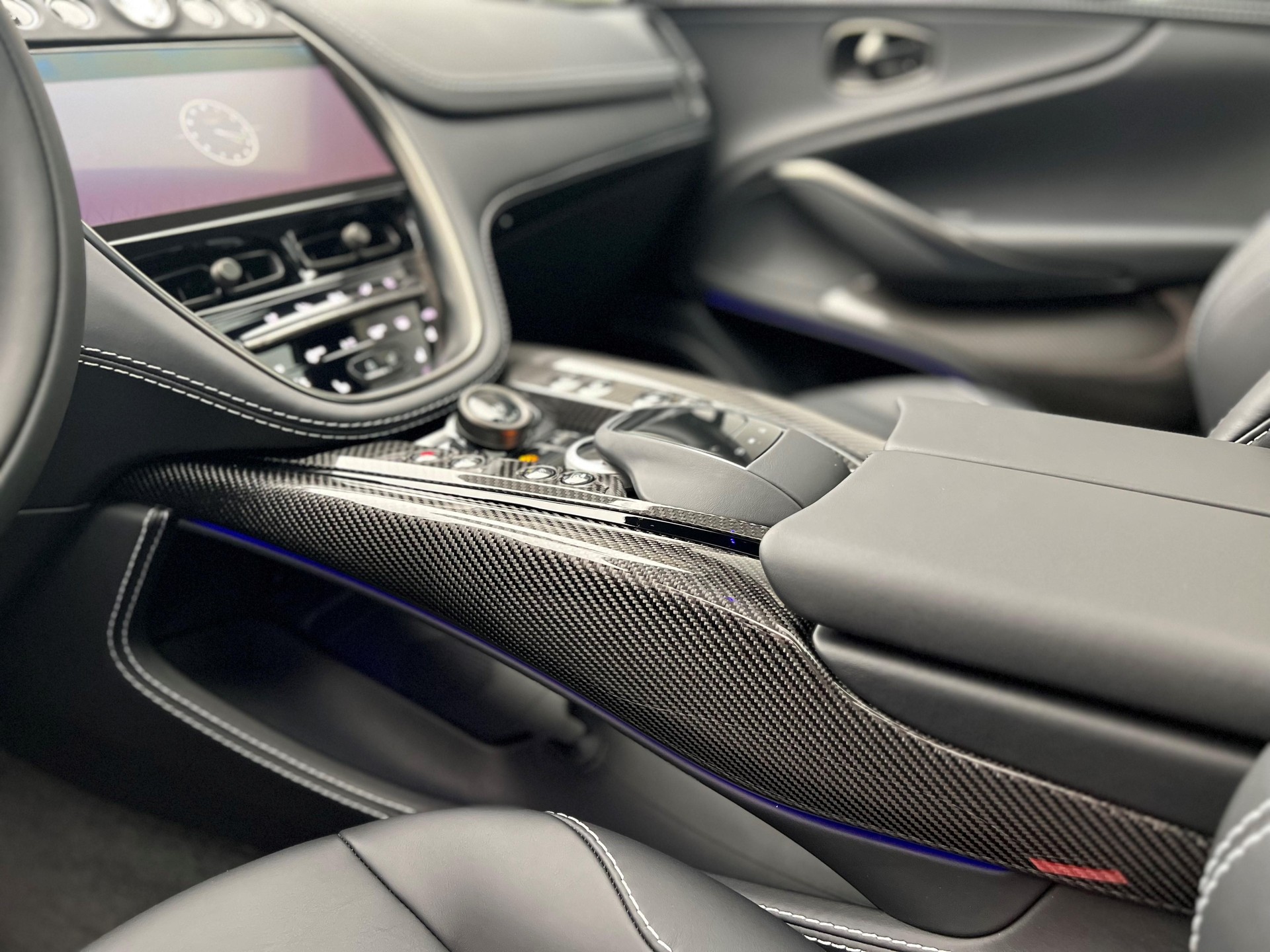 ASTON MARTIN DBX 707 4.0 V8 Bi-Turbo-image-11