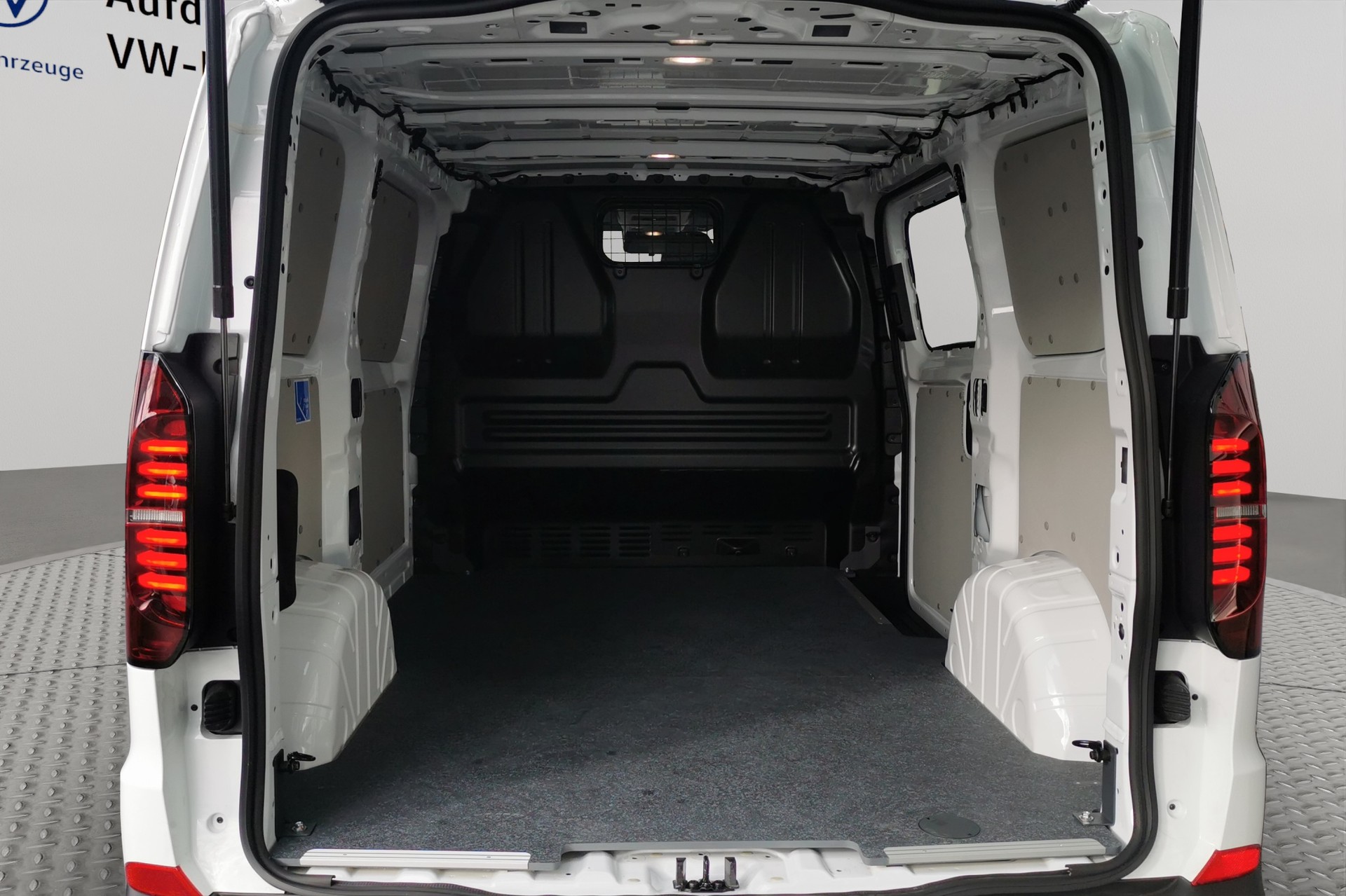VW Transporter 2.0 TDI-image-12