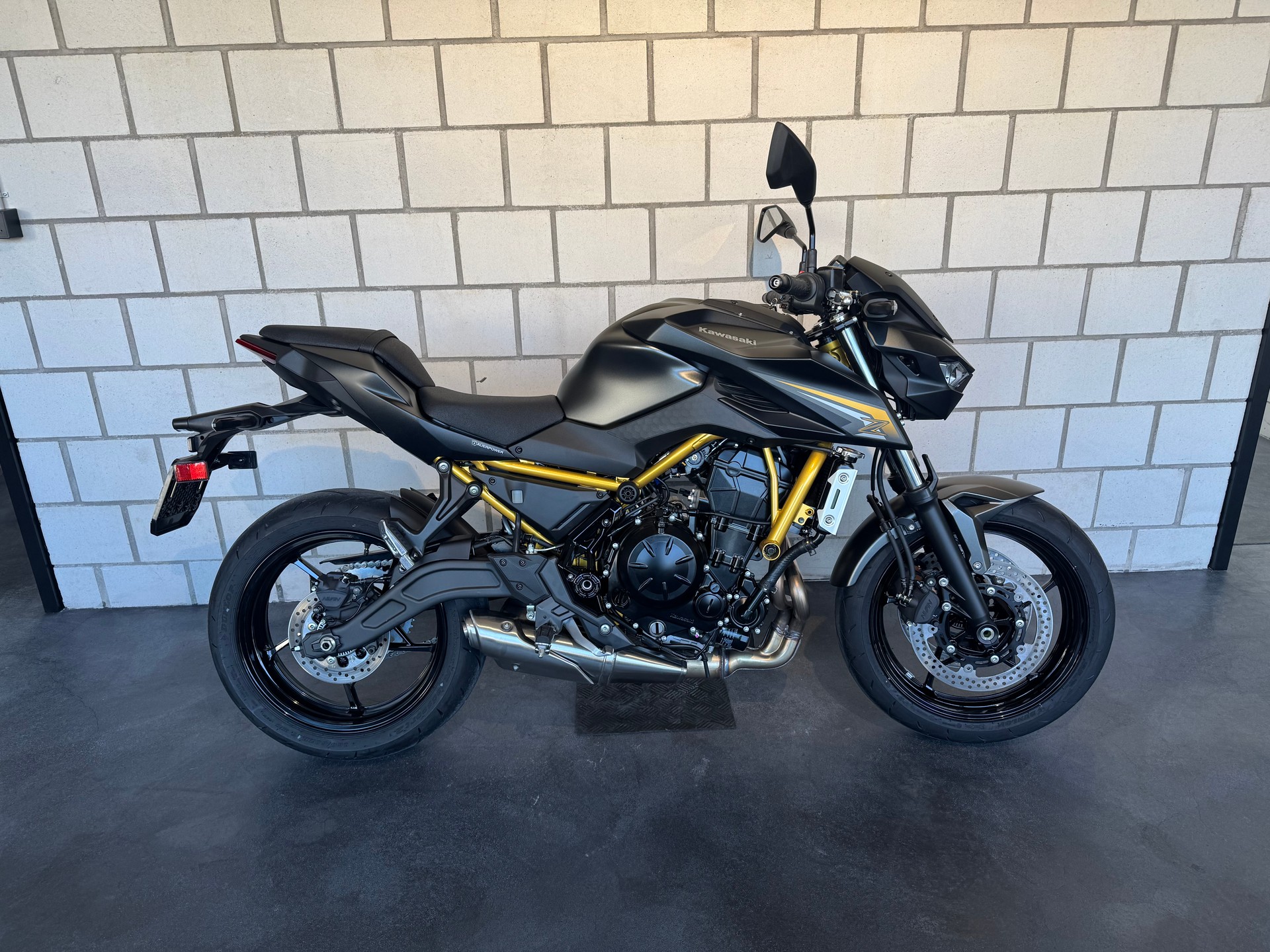 KAWASAKI Z 650 S (35kW)-showroom-element-3