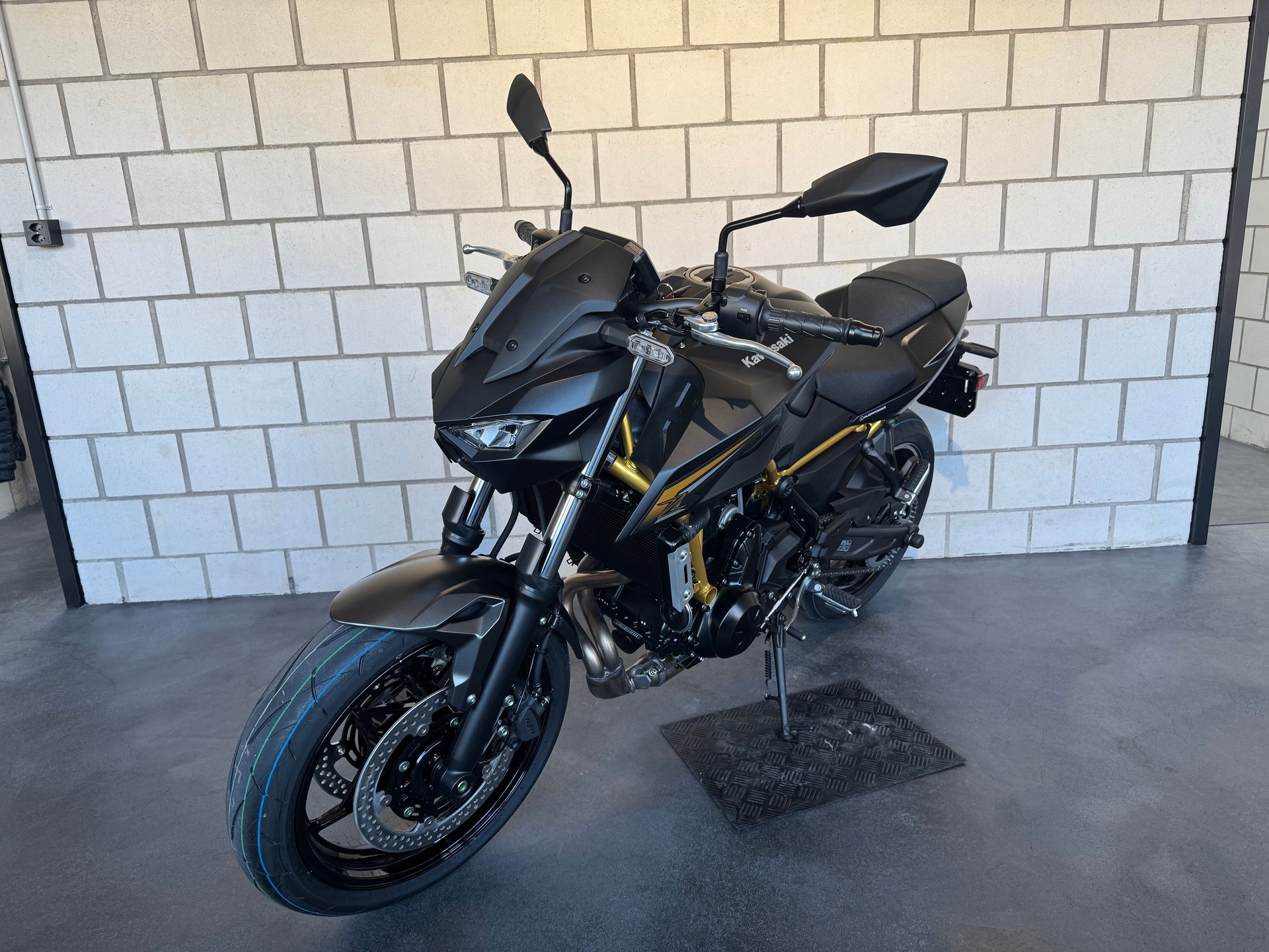 KAWASAKI Z 650 S (35kW)-showroom-element-1