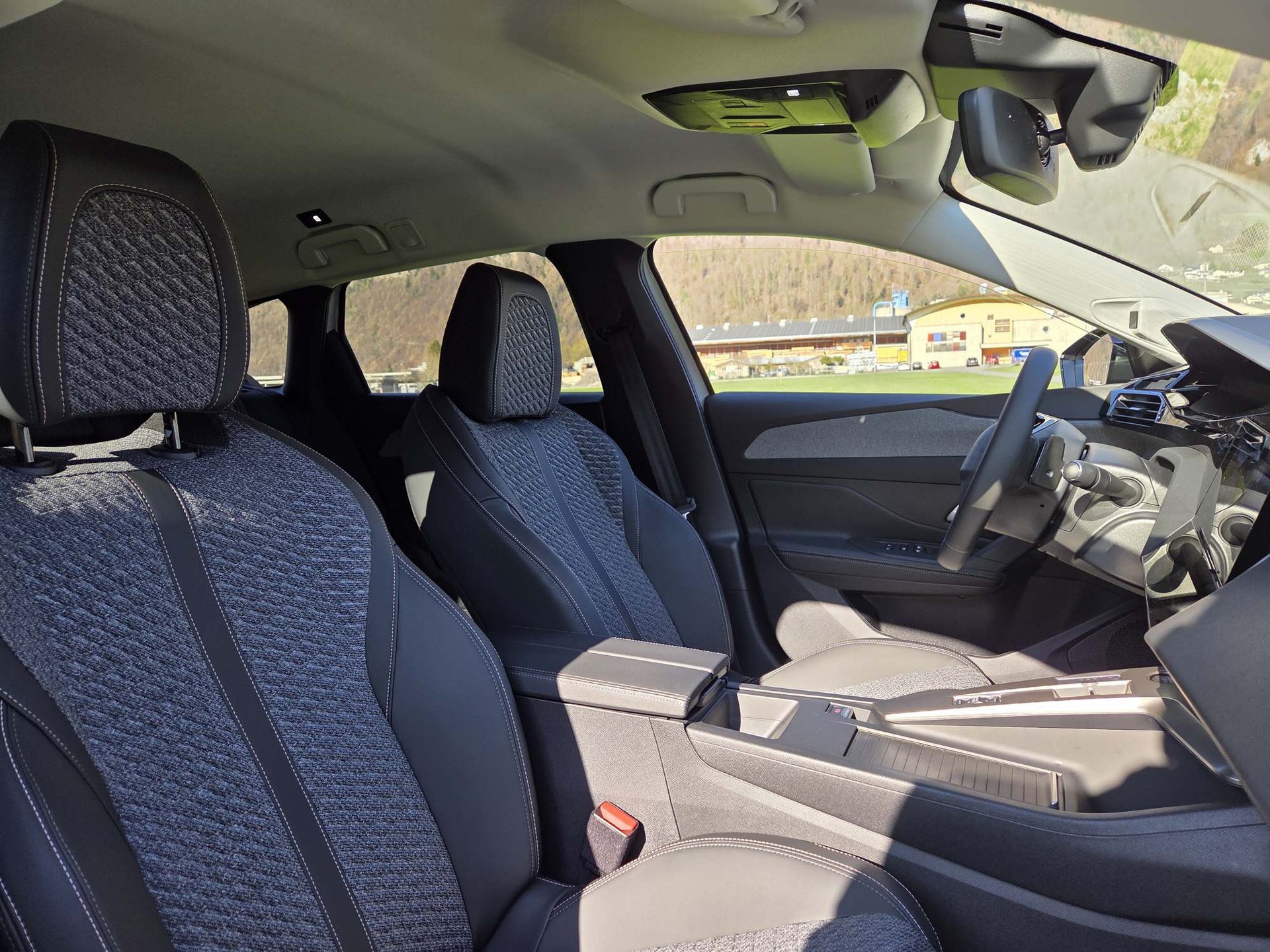 PEUGEOT 308 SW e-Allure-image-14