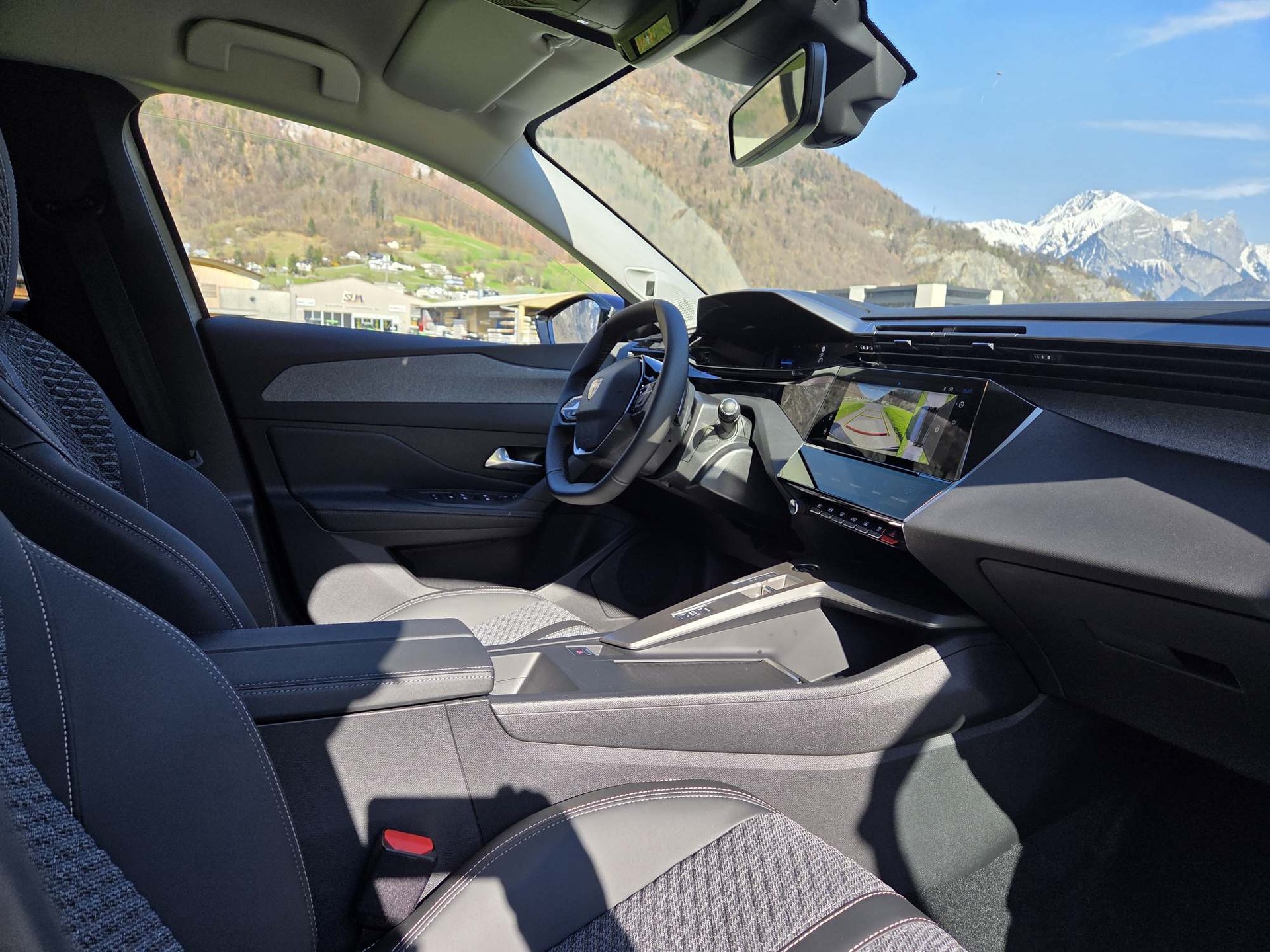 PEUGEOT 308 SW e-Allure-image-13