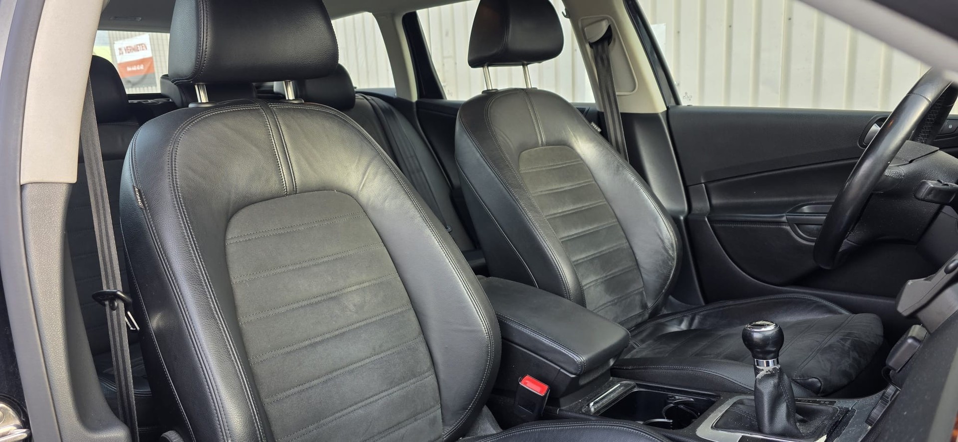 VW Passat Variant 2.0 FSI Highline 4Motion-image-7