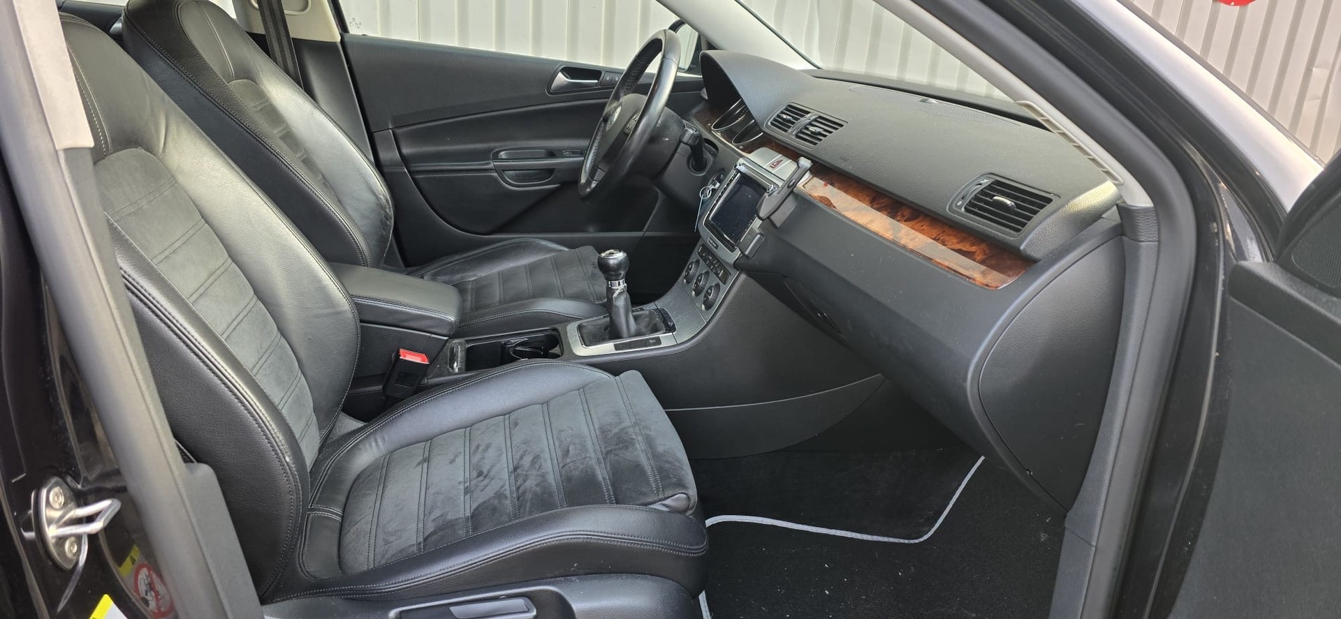 VW Passat Variant 2.0 FSI Highline 4Motion-image-8