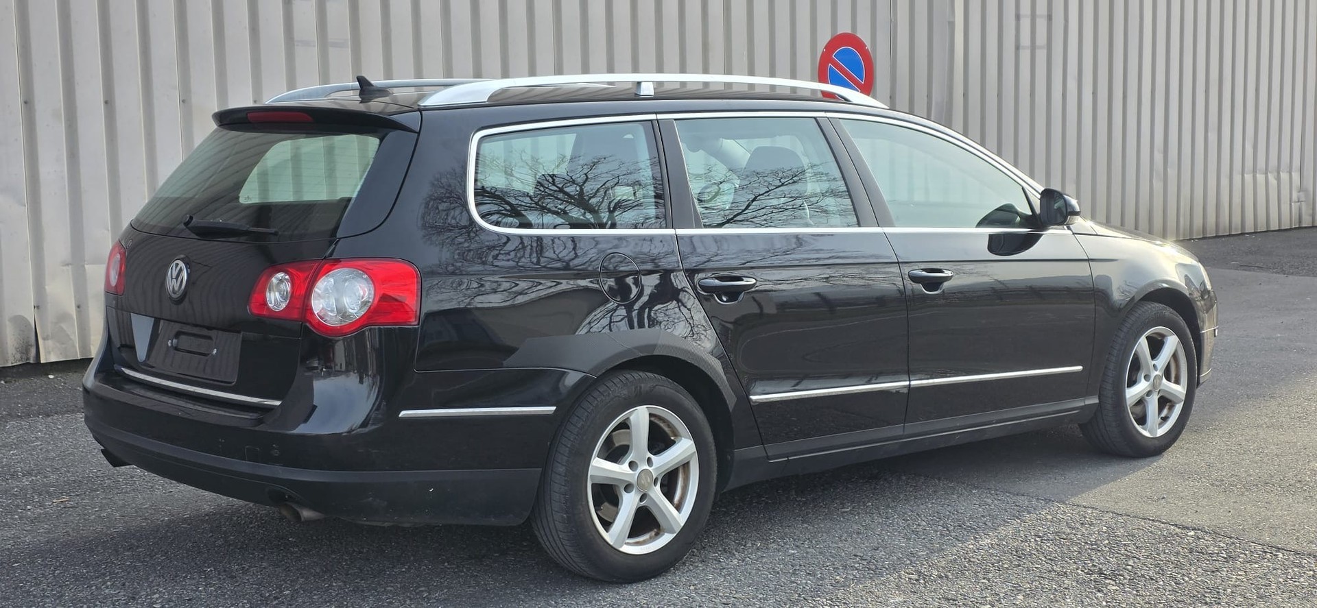 VW Passat Variant 2.0 FSI Highline 4Motion-image-5