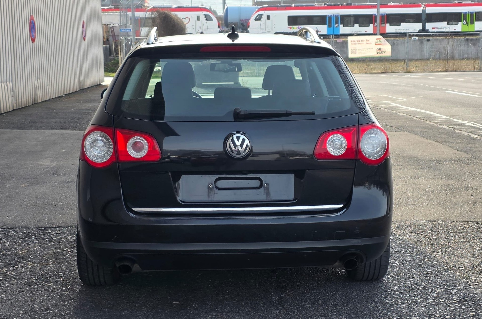 VW Passat Variant 2.0 FSI Highline 4Motion-image-4