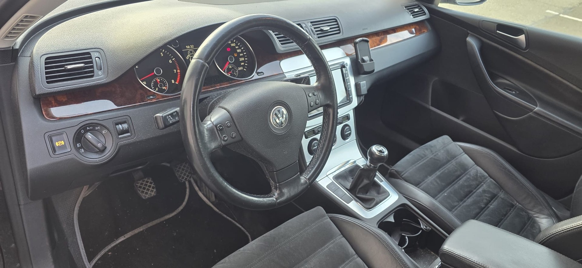 VW Passat Variant 2.0 FSI Highline 4Motion-image-12