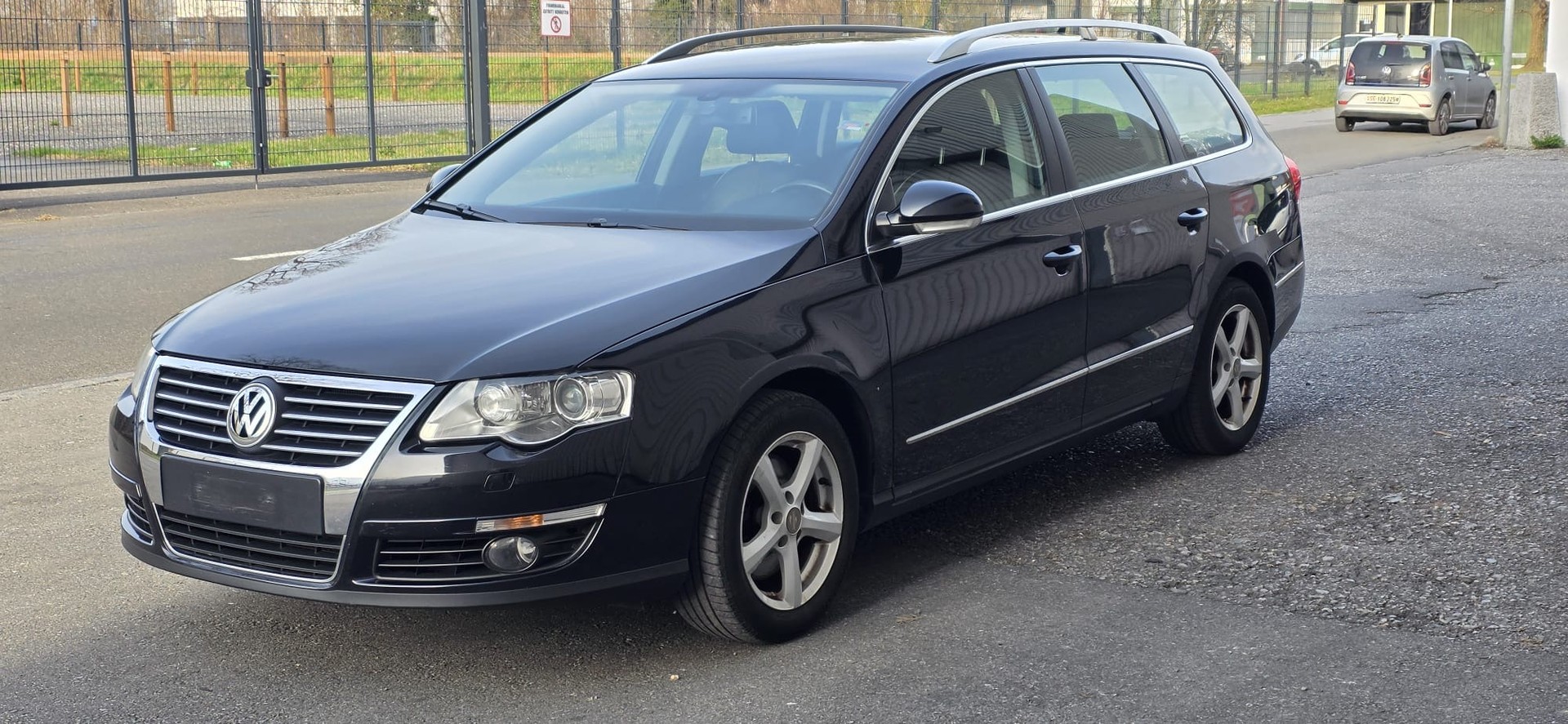 VW Passat Variant 2.0 FSI Highline 4Motion-image-2