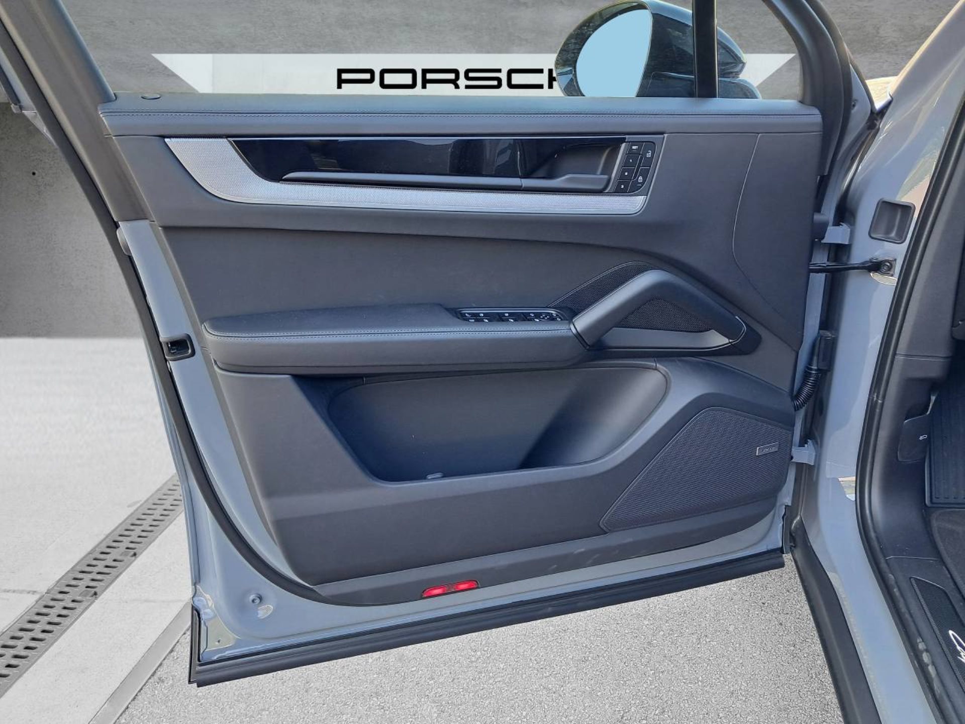 PORSCHE Cayenne S E-Hybrid-image-23