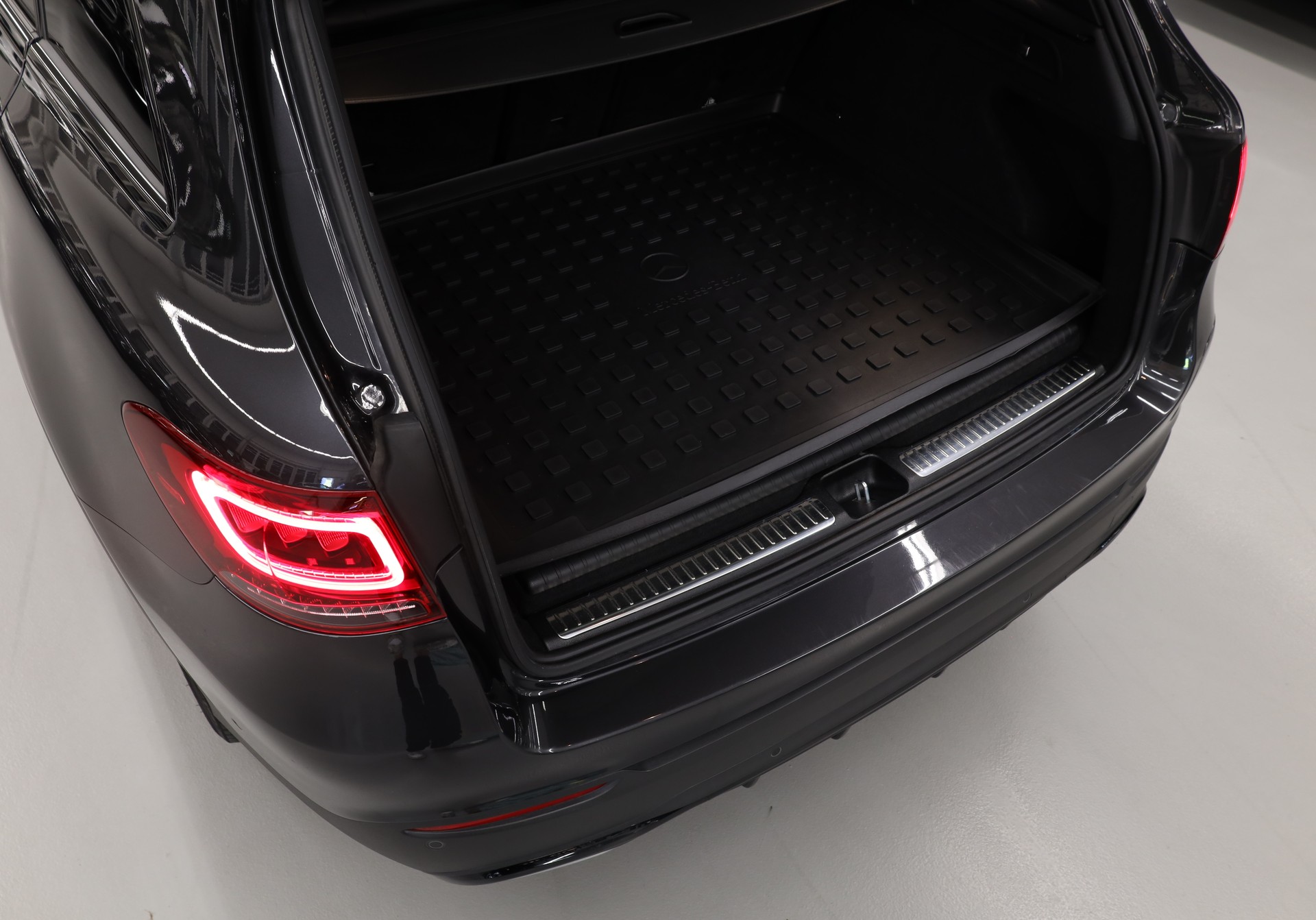 MERCEDES-BENZ GLC 300 de AMG Line 4m-image-9