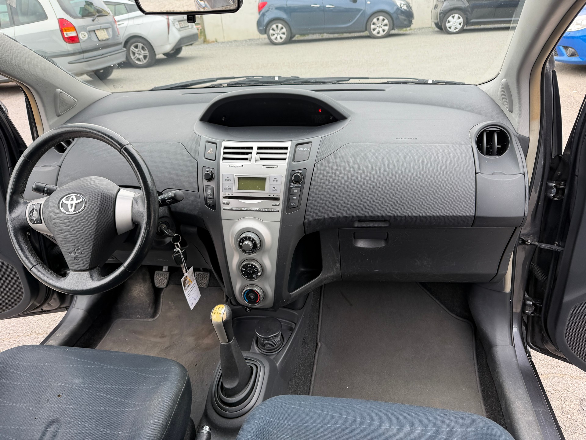 TOYOTA Yaris 1.3 Linea Luna-image-5