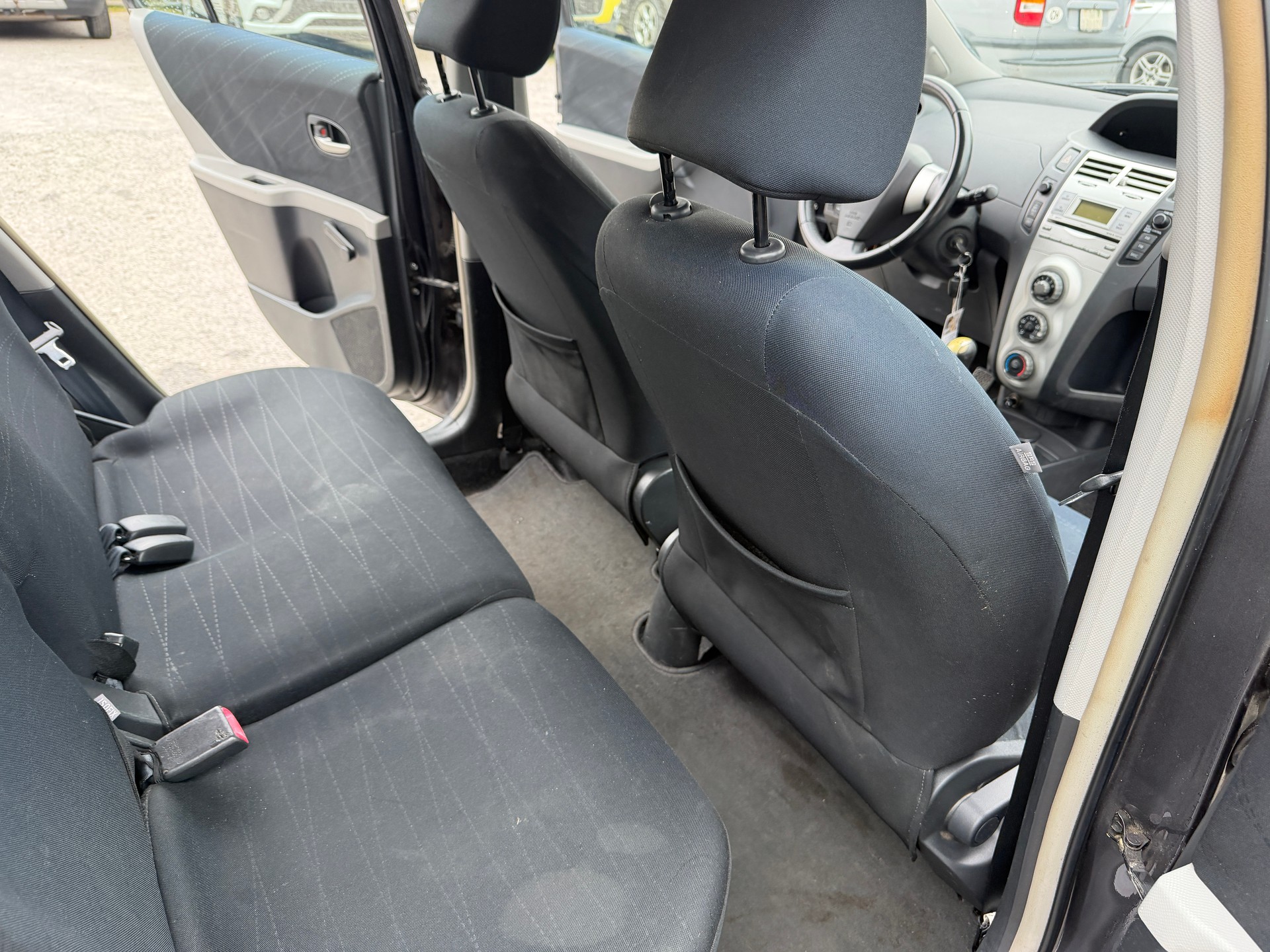 TOYOTA Yaris 1.3 Linea Luna-image-6